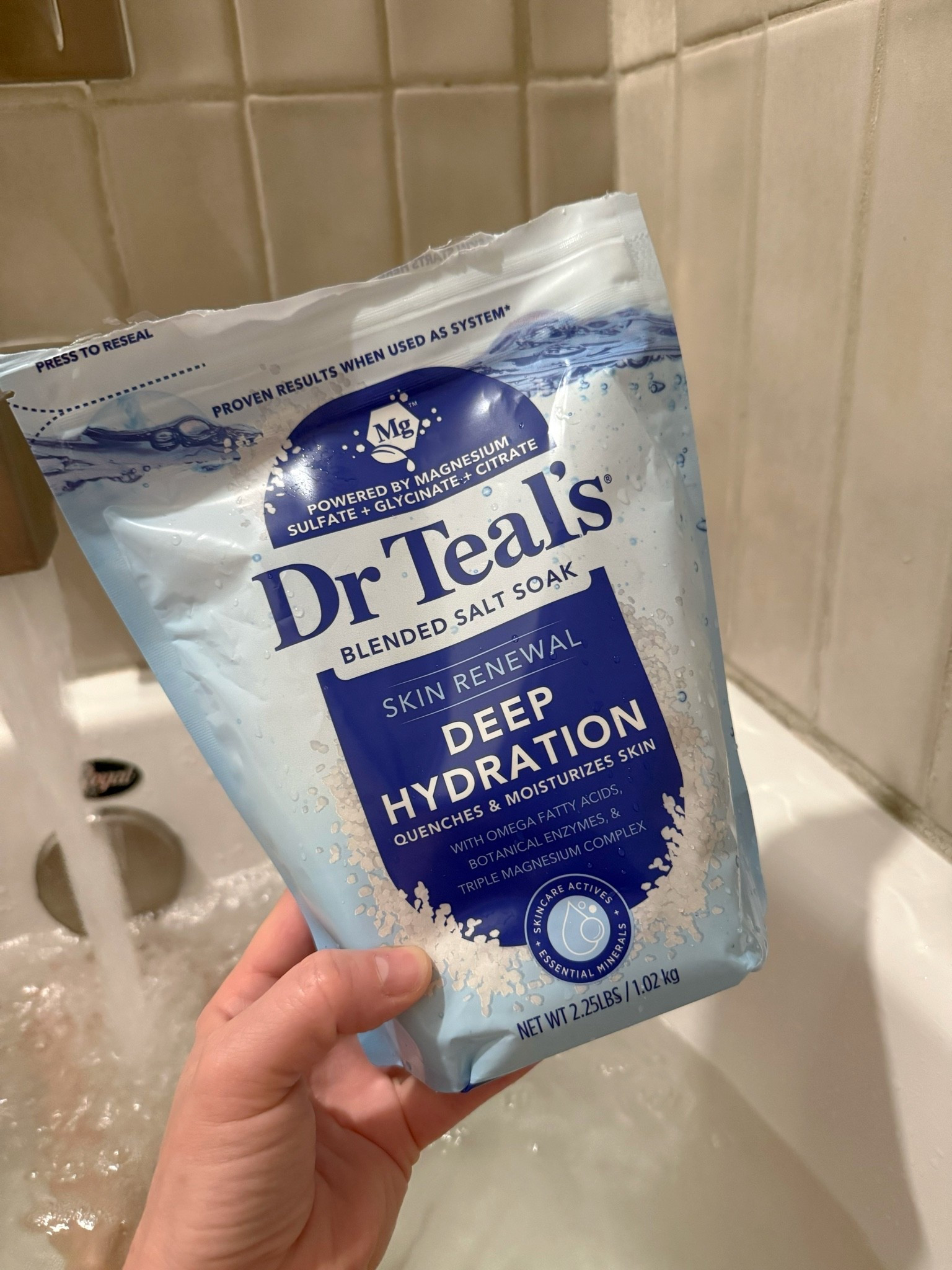 So good! I love all the Dr Teals bath salts! This is perfect of your skin is looking for a little extra hydration 💦



#bathtime #bathsalts #epsonsalt #skincare #selfcare #nightlyroutine #drteals

#LTKselfcare #LTKmomlife