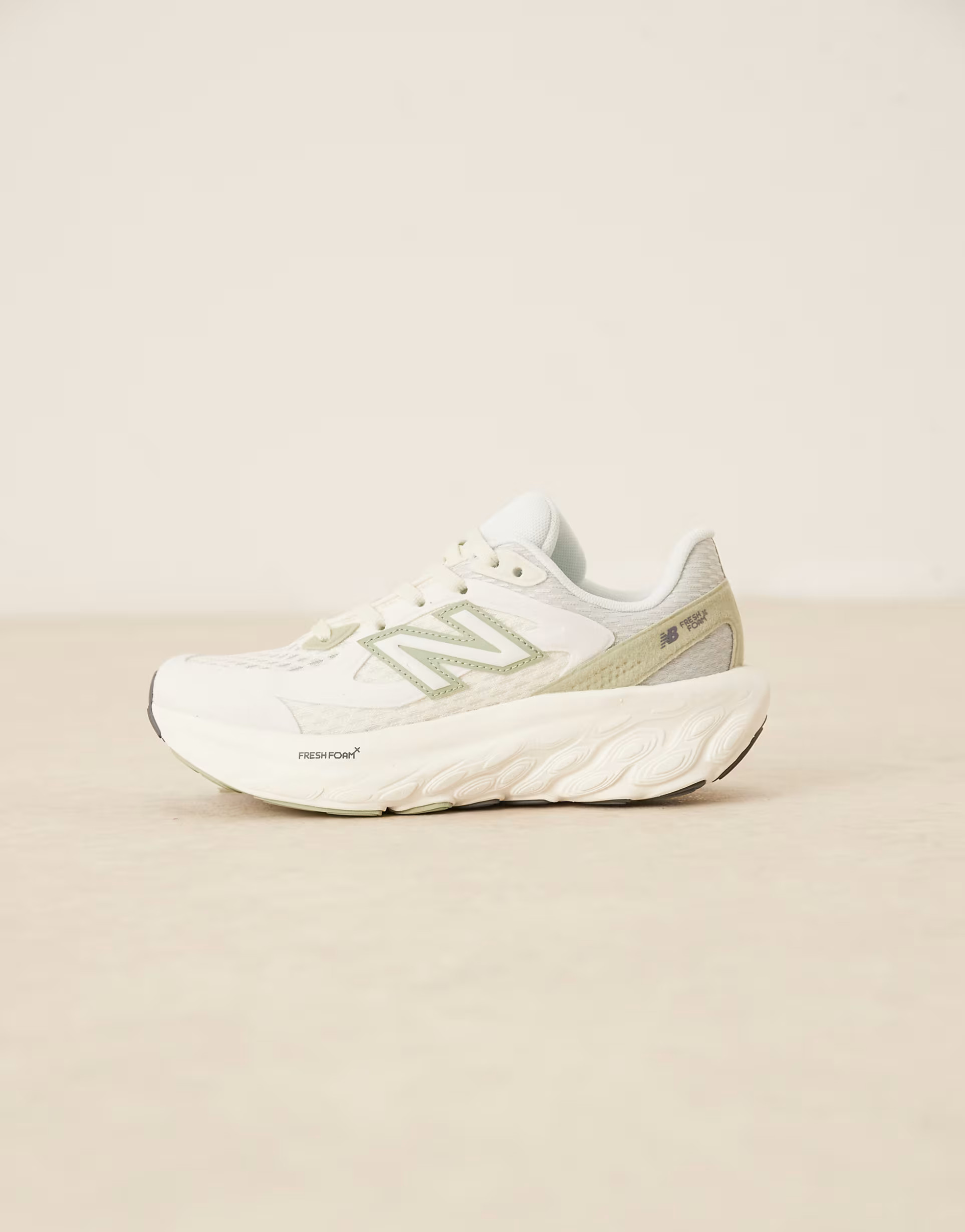 New Balance FFTRN unisex trainers in white and olive green | ASOS (Global)