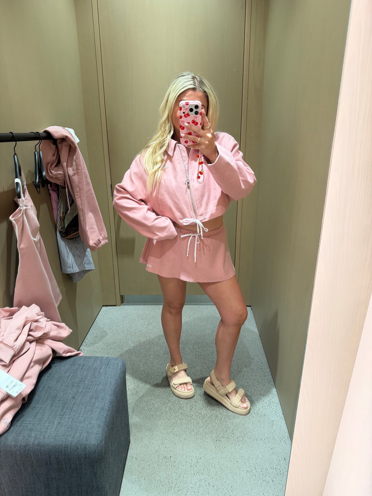 New Alo Vintage pink
Size small