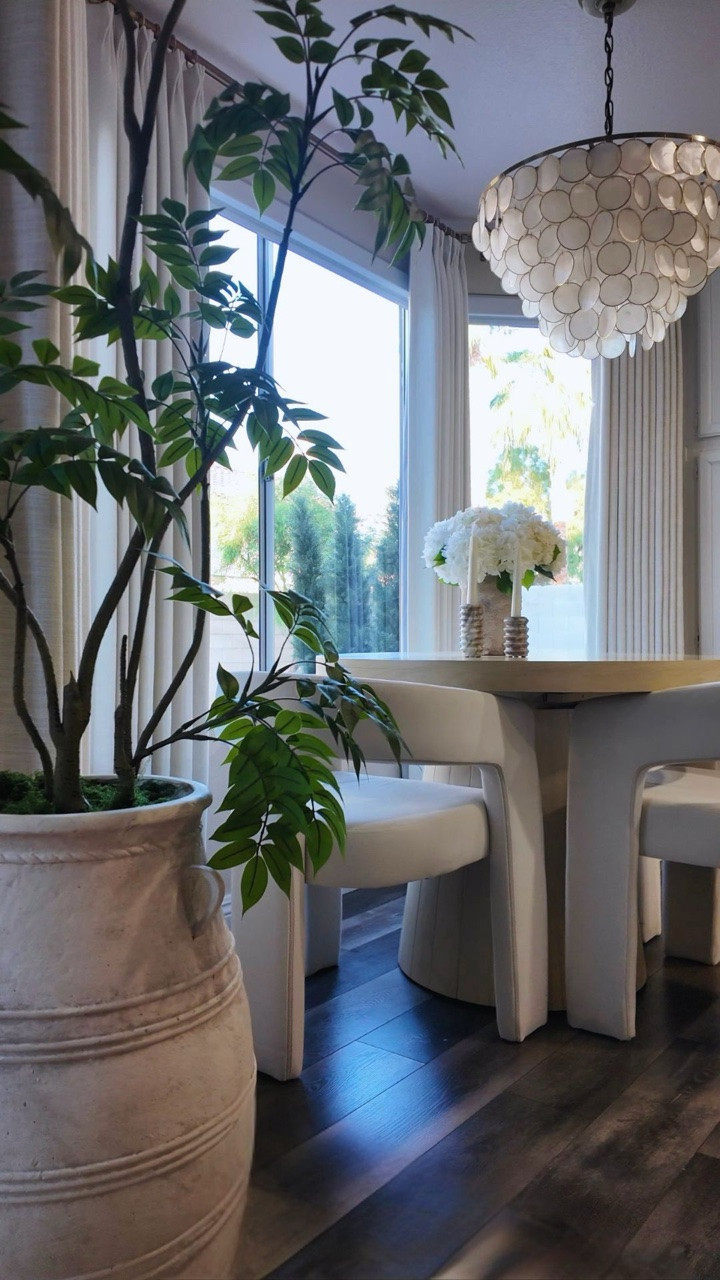 Dream Home Inspiration, Estos fueron los detalles que hicieron que mi hogar se sintiera muchísimo más armonioso y acogedor.  Sin ser diseñadora. 
Mantener una misma paleta de tonos, mezclar texturas y combinar detalles como los herrajes realmente cambia por completo la sensación de un espacio.

Y honestamente… la joya de este comedor tenía que ser esta lámpara de @aloadecor_official  La forma en que refleja la luz y el ambiente cálido que crea en las noches la hicieron mi parte favorita del espacio. 

Comenta decor para recbir el enlace 
Les dej0 mi c0dig0 NICENUVIA para 15% OFF 

#homedesign #InteriorInspo #homedecor #diningroomdecor #amazonhomefinds
