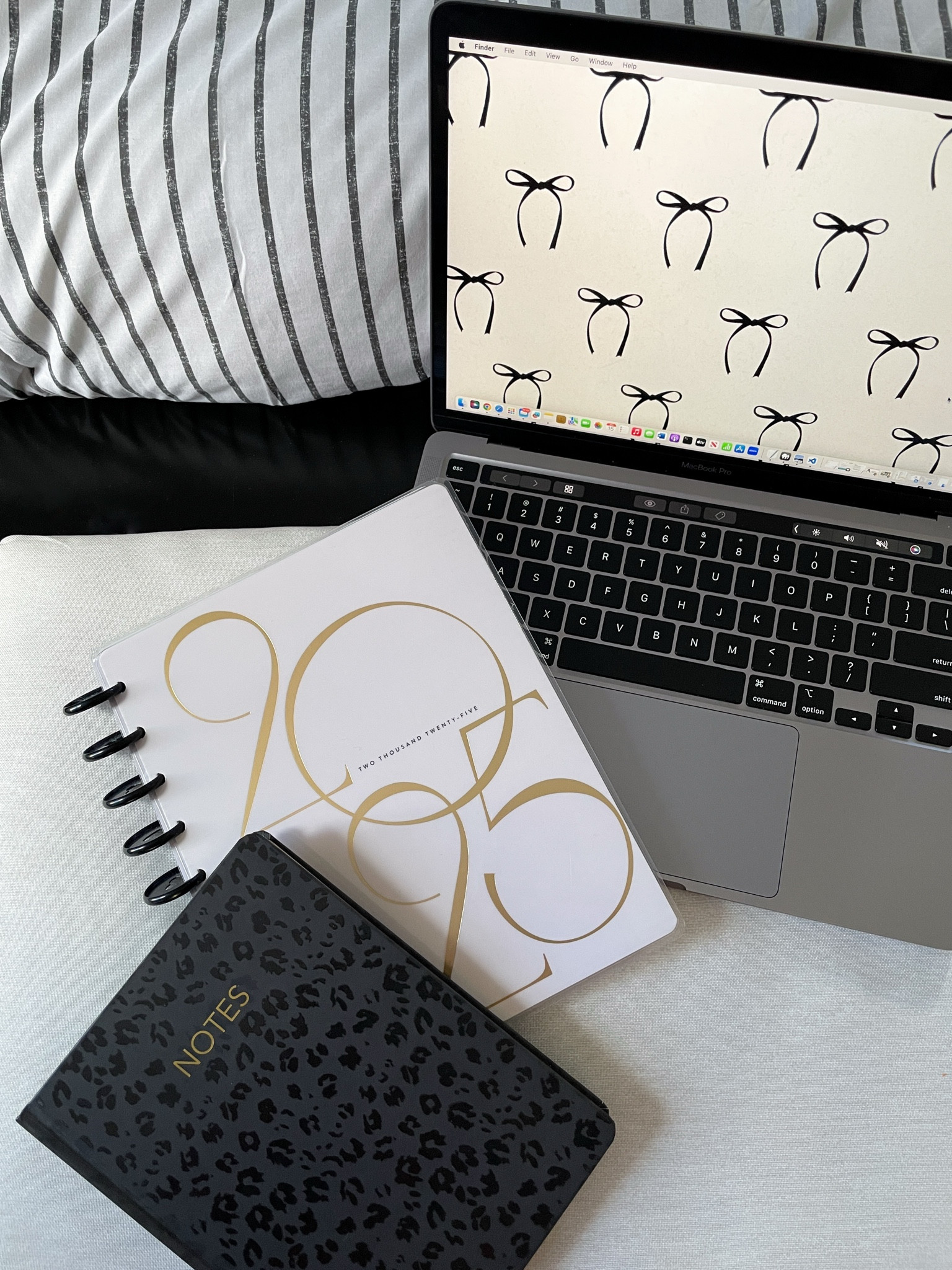 starting the year off on the right track and tracking it all down in my planner 🖤📓

planner, new year plans, new year ideas, new goals, notebook, notebooks, stationery