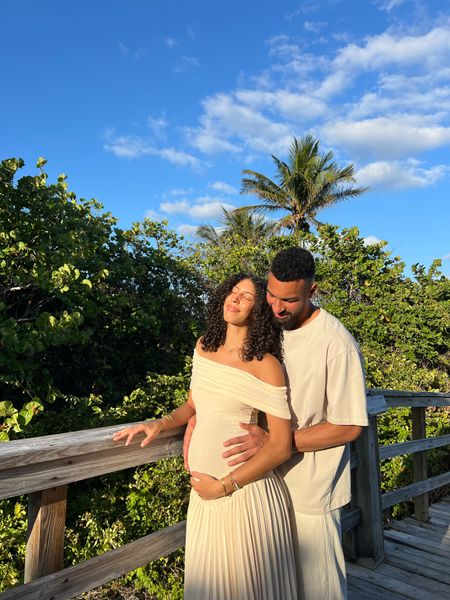 pregnancy announcement dress💫

Field of dreams maxi dress - lioness 
initial gold necklace - cuffed by nano 