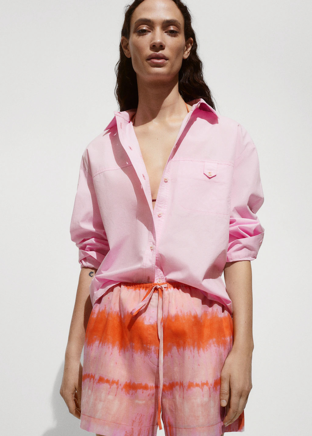 Chemise coton bouton décoratif - Femme | MANGO France métropolitaine | MANGO (FR)