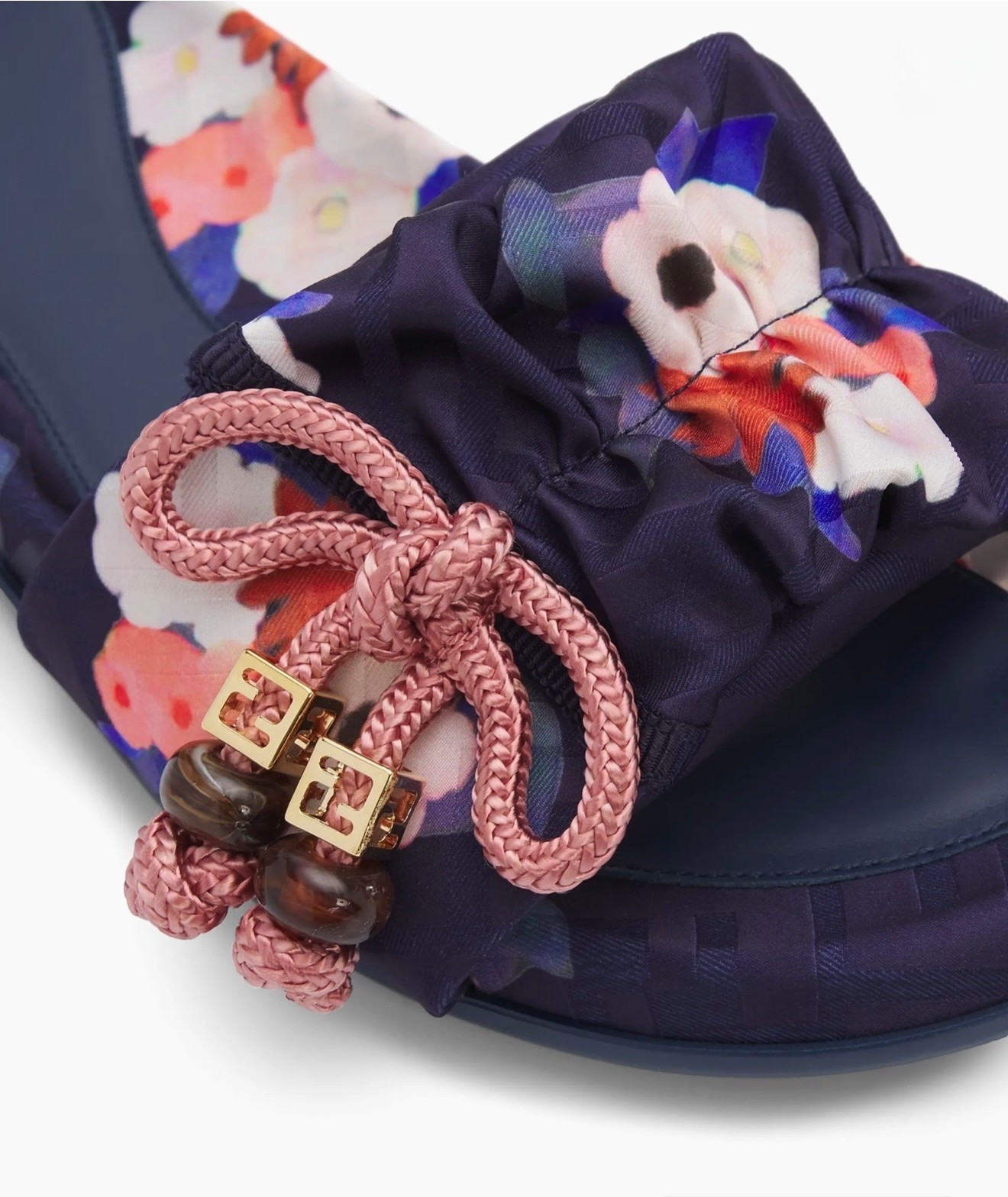 Fendi

Feel FF Jacquard Satin Slides

#LTKSeasonal #LTKTravel #LTKWorkwear