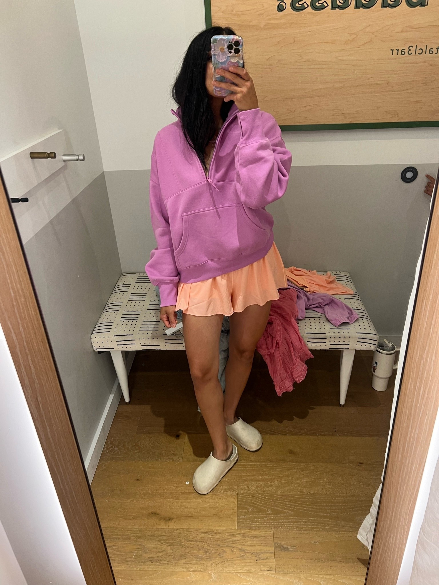 Medium in the top. They didn’t have m in the shorts and the length of my legs made the small booty showing.  So I got them in a l cause I loved them. Roomy but the length is good haha