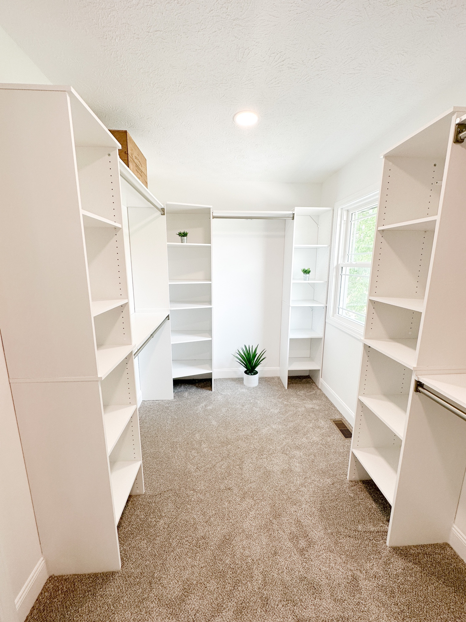Built in closet // closet esthetic // walk in closet // closet remodel // custom closet 