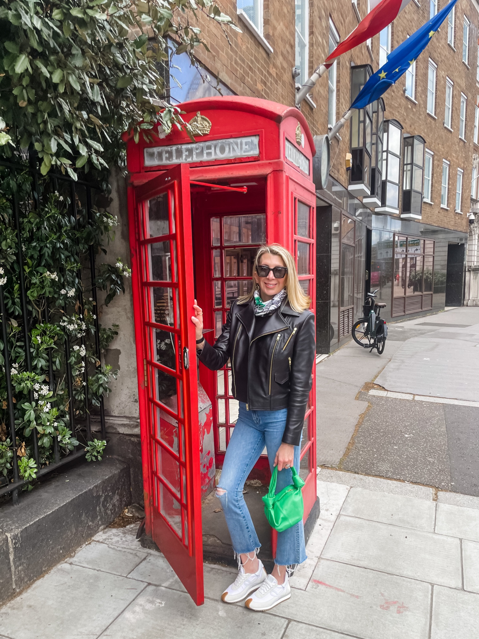 Watching Ted Lasso and thinking about London 🇬🇧 ☎️


#LTKitbag #LTKeurope #LTKstyletip