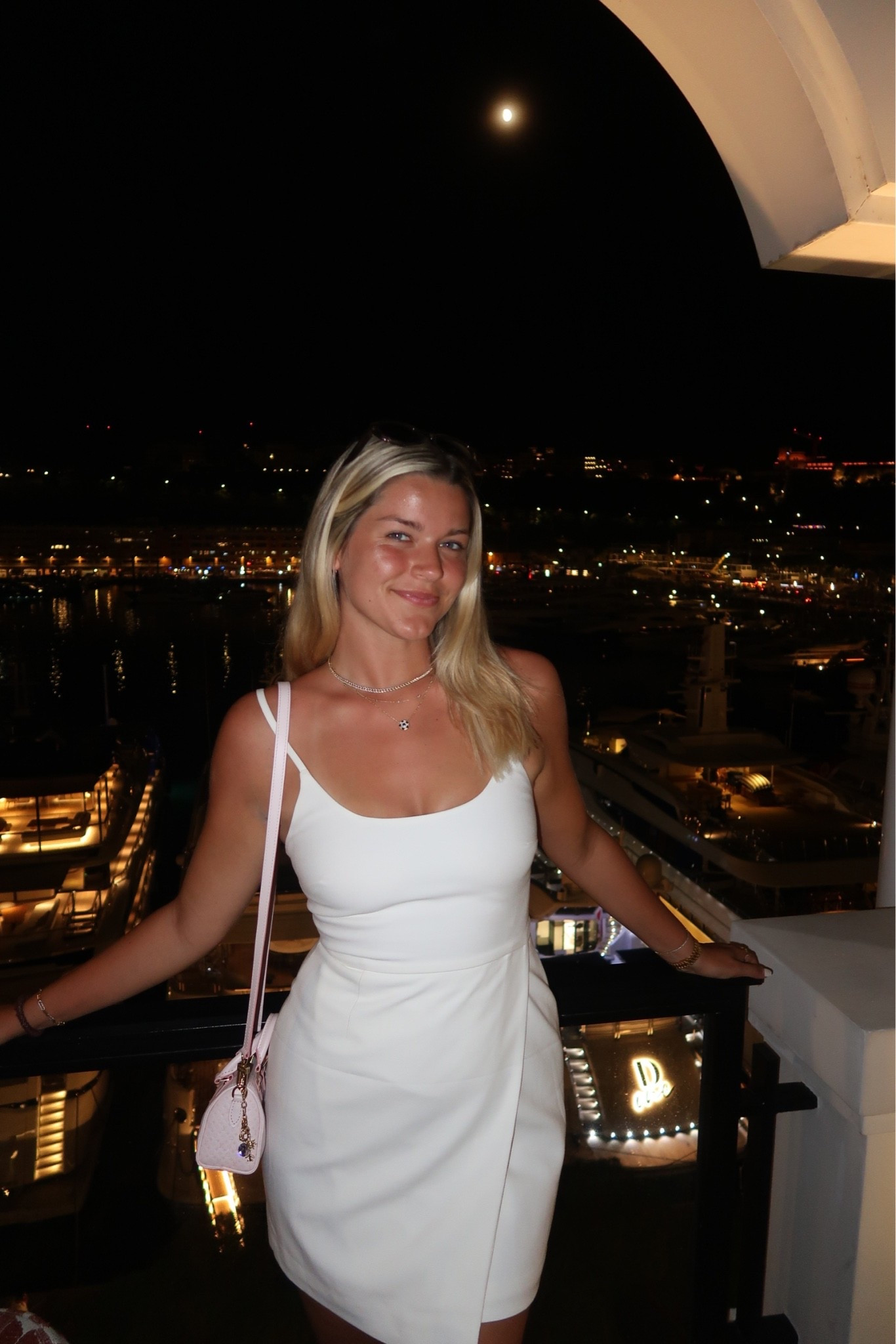 My favorite simple white dress- SO flattering too, I’m wearing a size 6 and I weigh 170 and 6’1 tall
