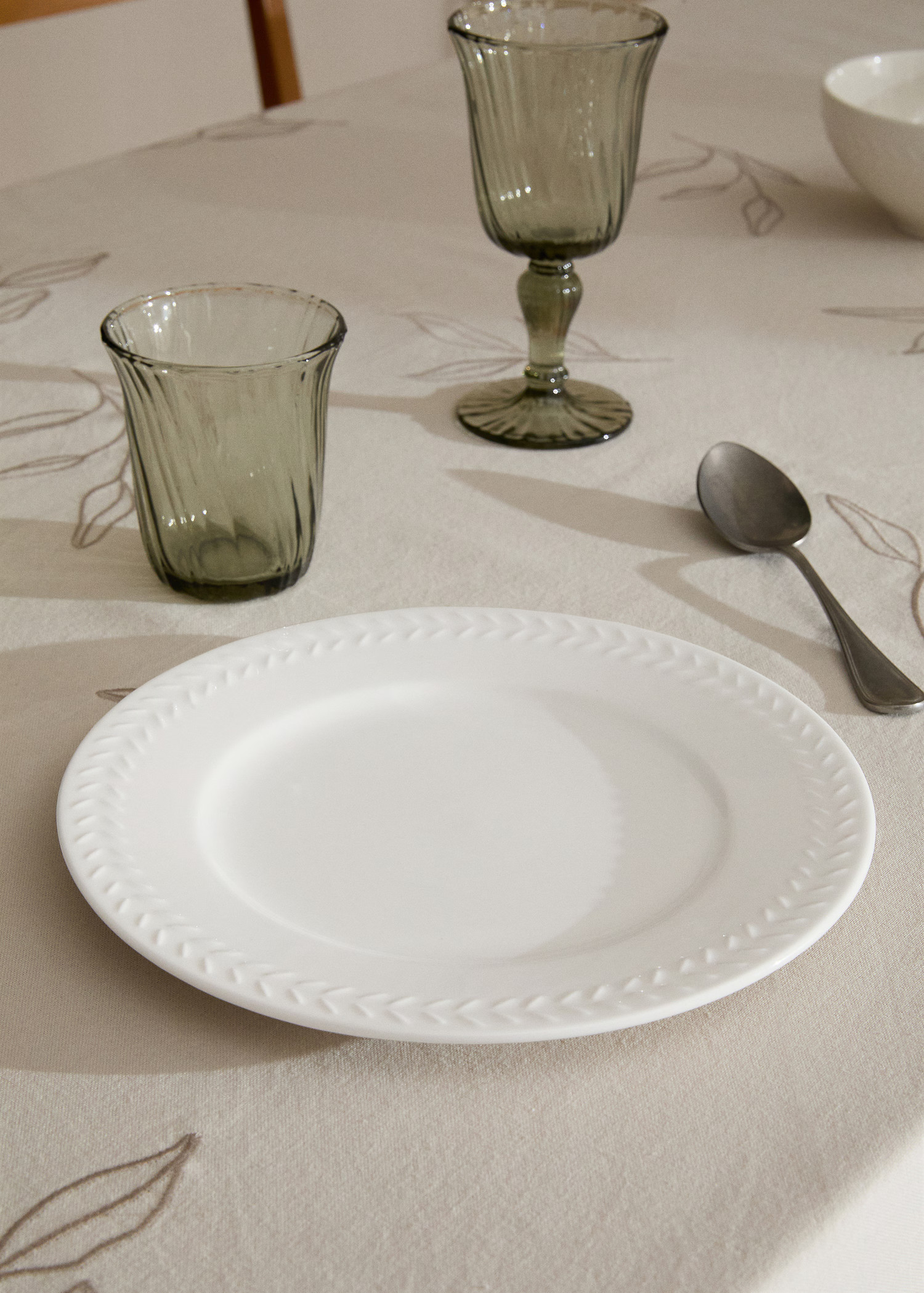 Stoneware flat dish with embossed herringbone | MANGO (UK)