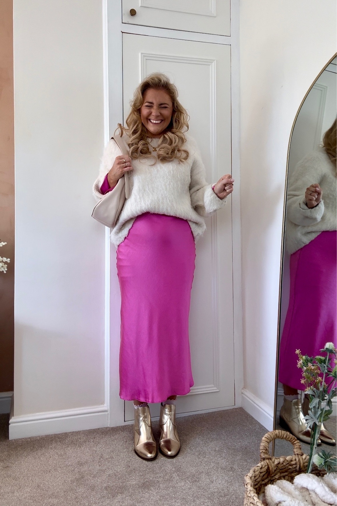 My FAVEEE comfy winter look. Dress is actually really true to size! Boots are slightly generous so if between size down. I wear an M in the jumper

#LTKSeasonal #LTKstyletip