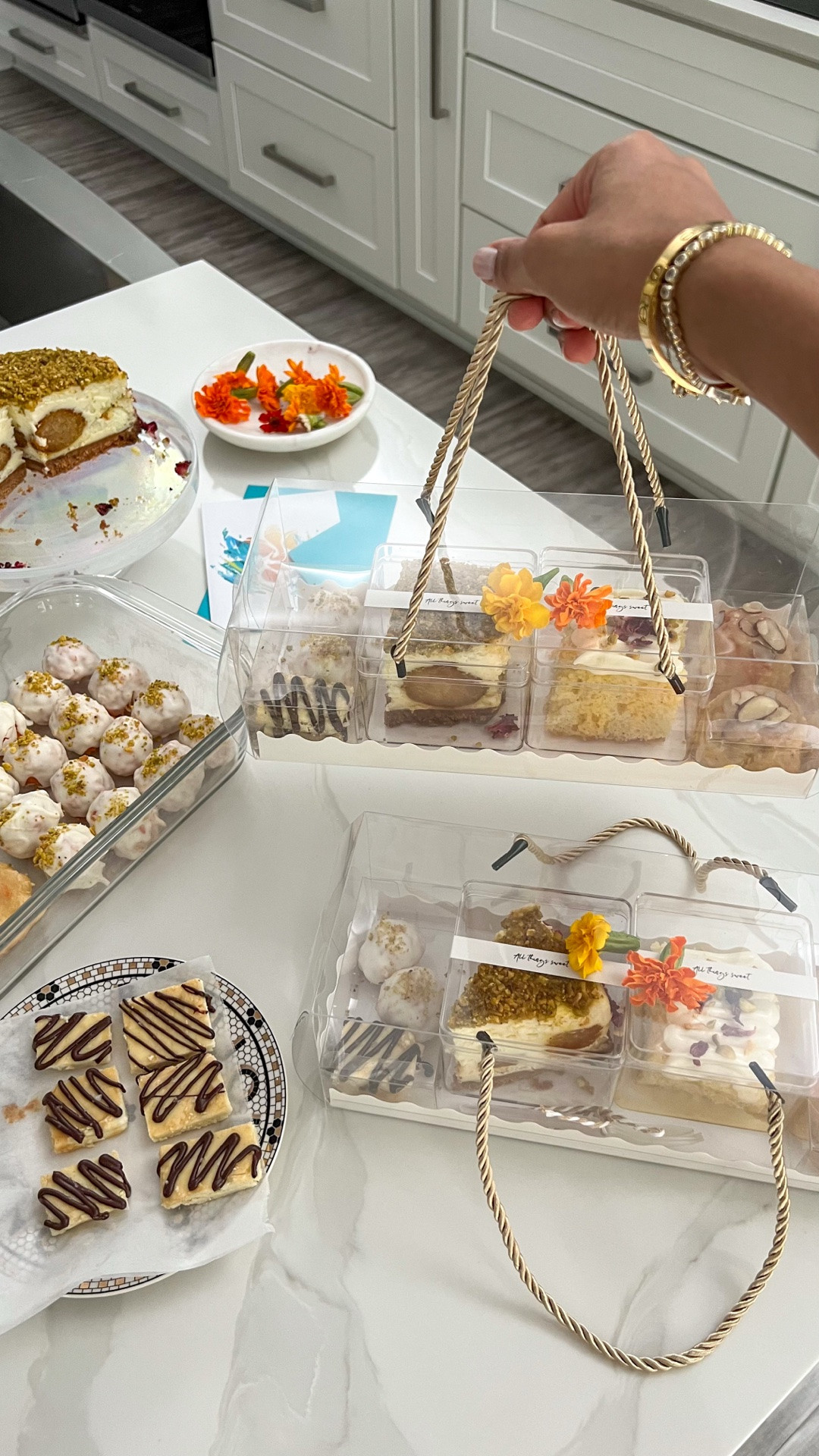 Second year in a row using the same products to make my Diwali dessert boxes!! ￼

#diwali #dessert #homadegifts #amazonfinds #dessertboxes #packaging