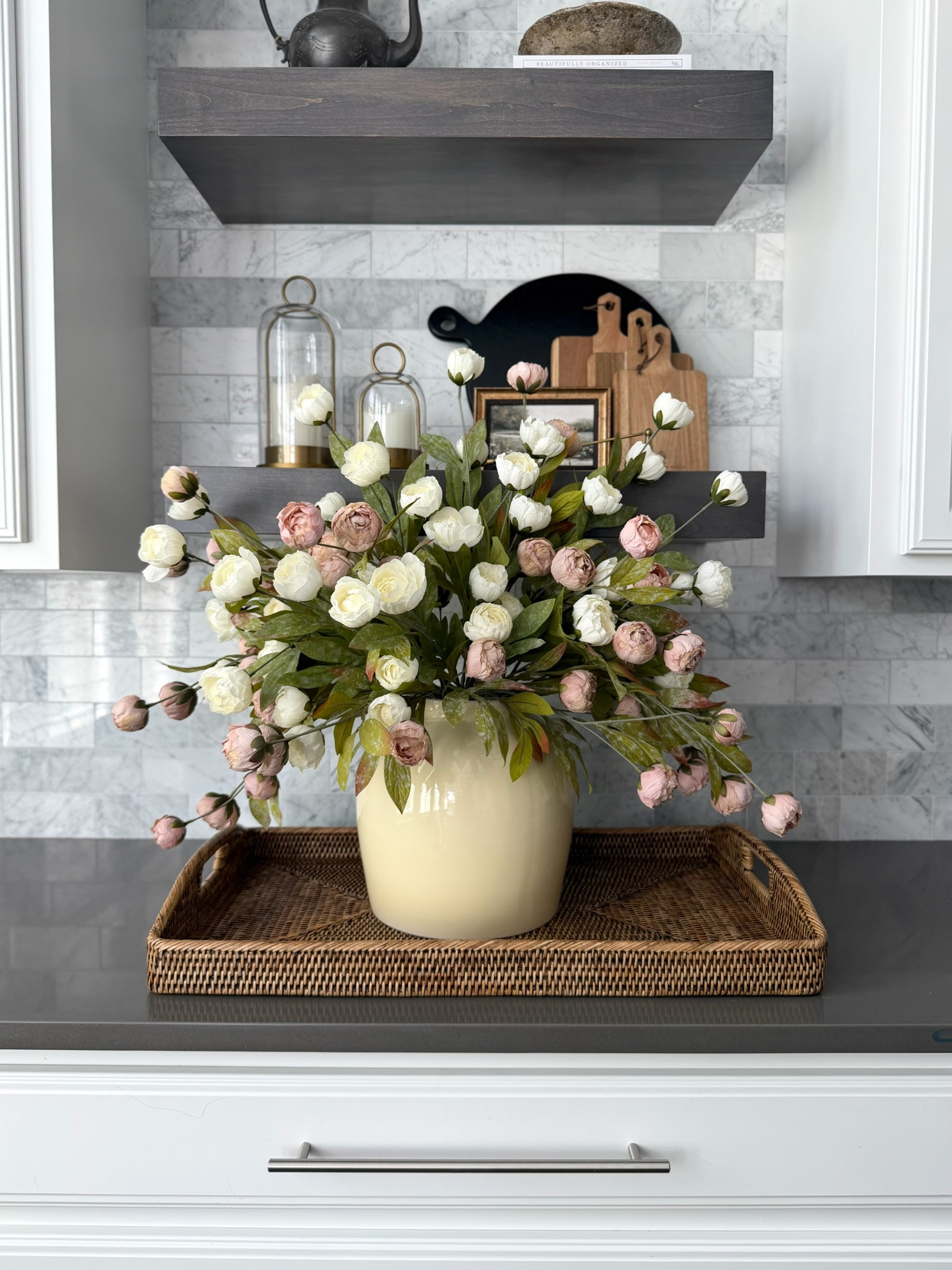 🌸 I love being welcomed home by a big, full bouquet! These peonies are some of my favorite faux florals! ✨  

 @amazonfindsandfashion

#amazon #fauxflorals #fauxstems #kitchenarrangements #homedecor

#LTKSeasonal #LTKHome #LTKdayinmylife