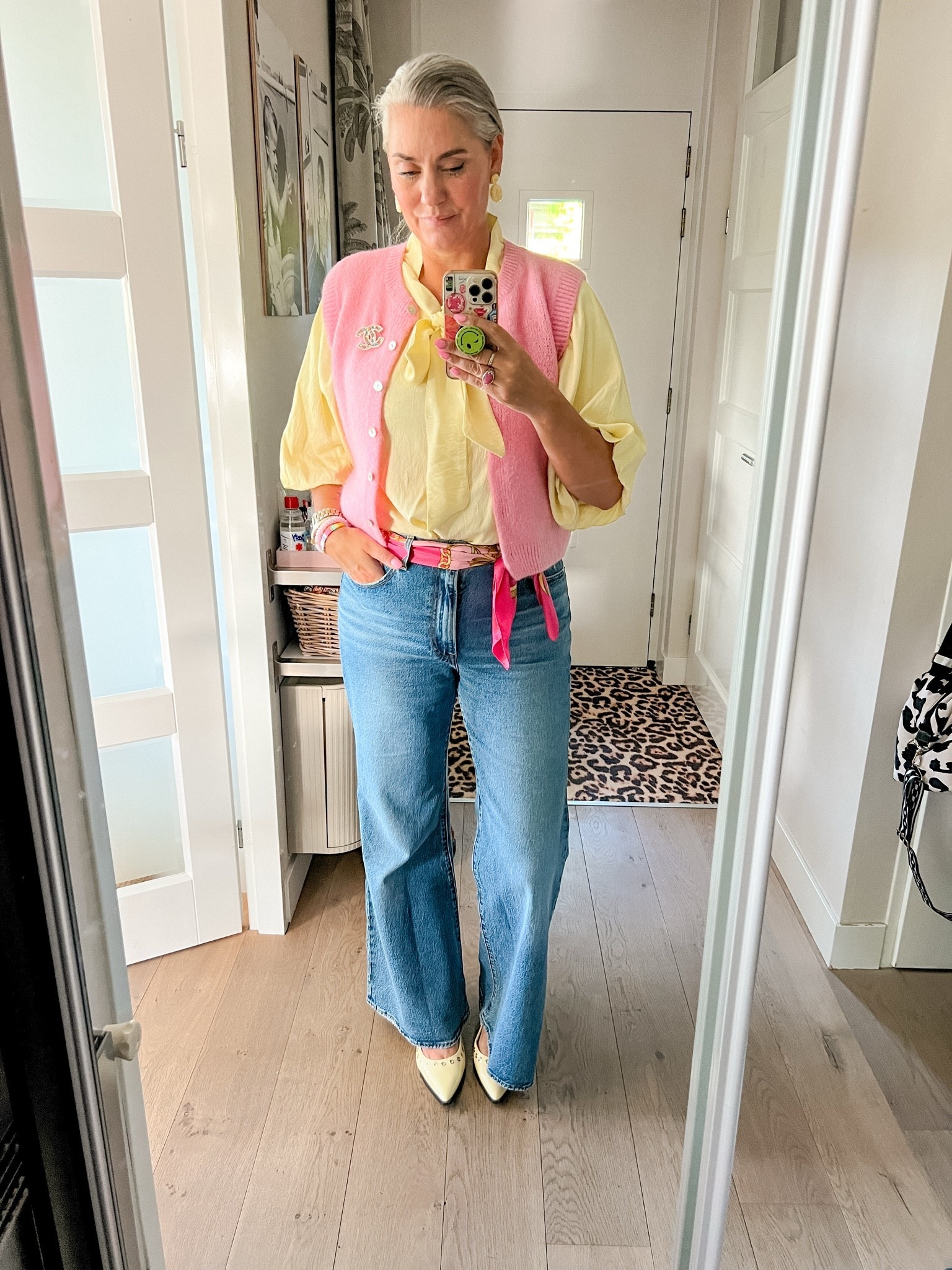 OOTD - Woensdag. Geel bloesje (https://terstal-nl.mtpc.se/6251388, maat L), roze gebreide gilet (Coral, Knokke), blauwe Levi’s jeans (31/34), lichtgele slingback schoenen en een oude sjaal als riem.

#LTKnederlands #LTKeurope #LTKmidsize