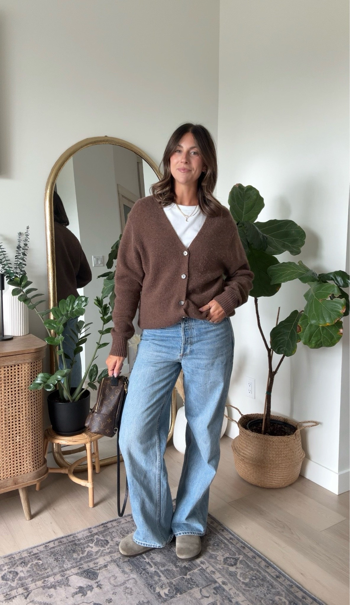 OOTD idea for fall 
Tshirt aritzia 
Cardigan aritzia 
Jeans aritzia 
Shoes Birkenstock

#LTKcanada #LTKfall