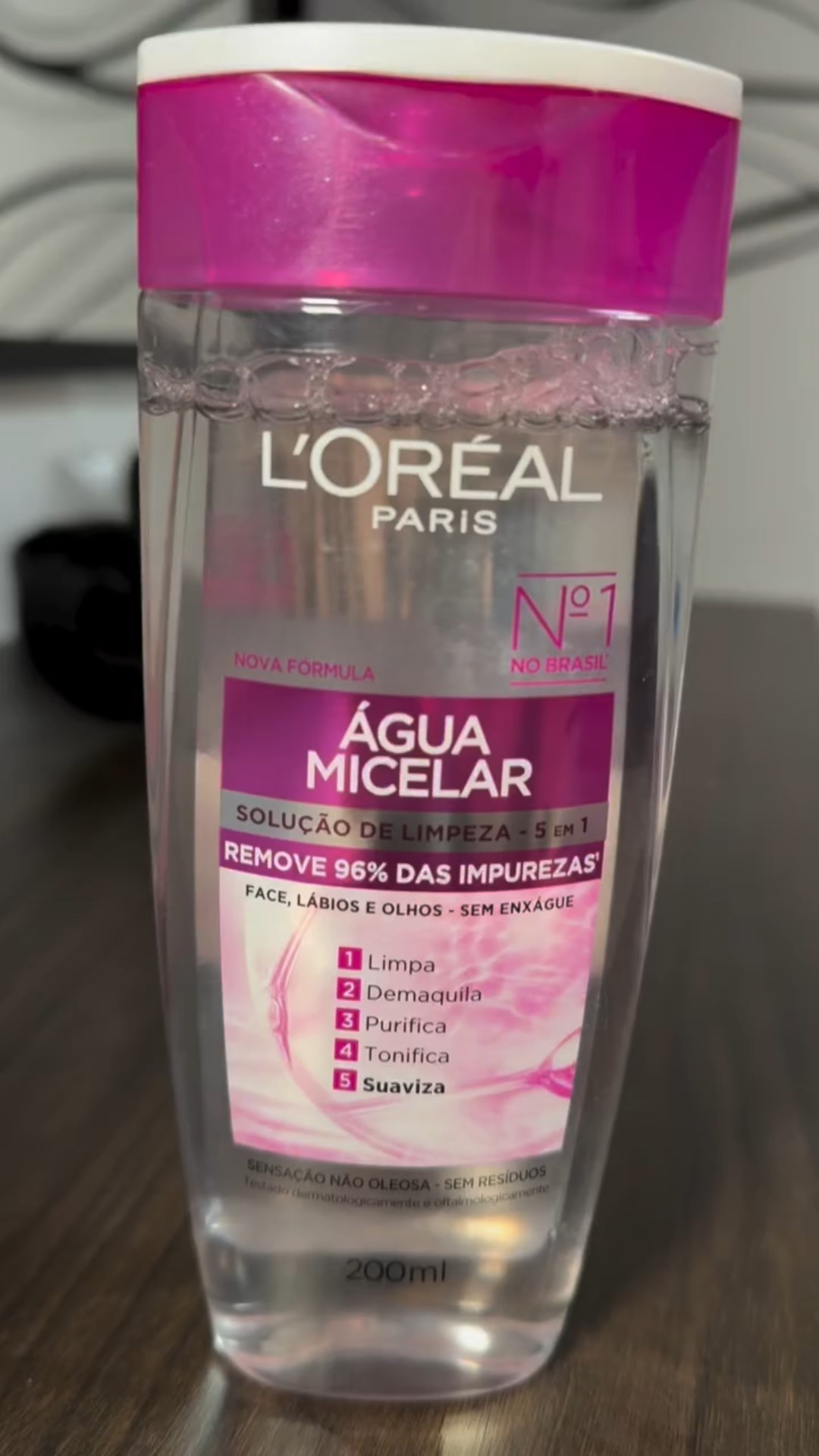 Este produtinho que virou meu aliado na rotina de skincare: a Água Micelar L’Oréal Paris 💧
Ela limpa, demaquila, purifica, suaviza e reequilibra a pele em um só passo. 🫧
Sabe aquele momento em que você quer praticidade sem abrir mão do cuidado? É exatamente isso!
O melhor é que não deixa a pele oleosa nem ressecada, e pode ser usada de manhã, à noite ou até no meio do dia para dar aquela sensação de pele fresca e limpa. 🌸
Simples, prática e eficiente — tudo o que a gente ama em um skincare

@lorealparis #MicelarLorealParis #LorealParisSkinCare #Publicidade #skincare