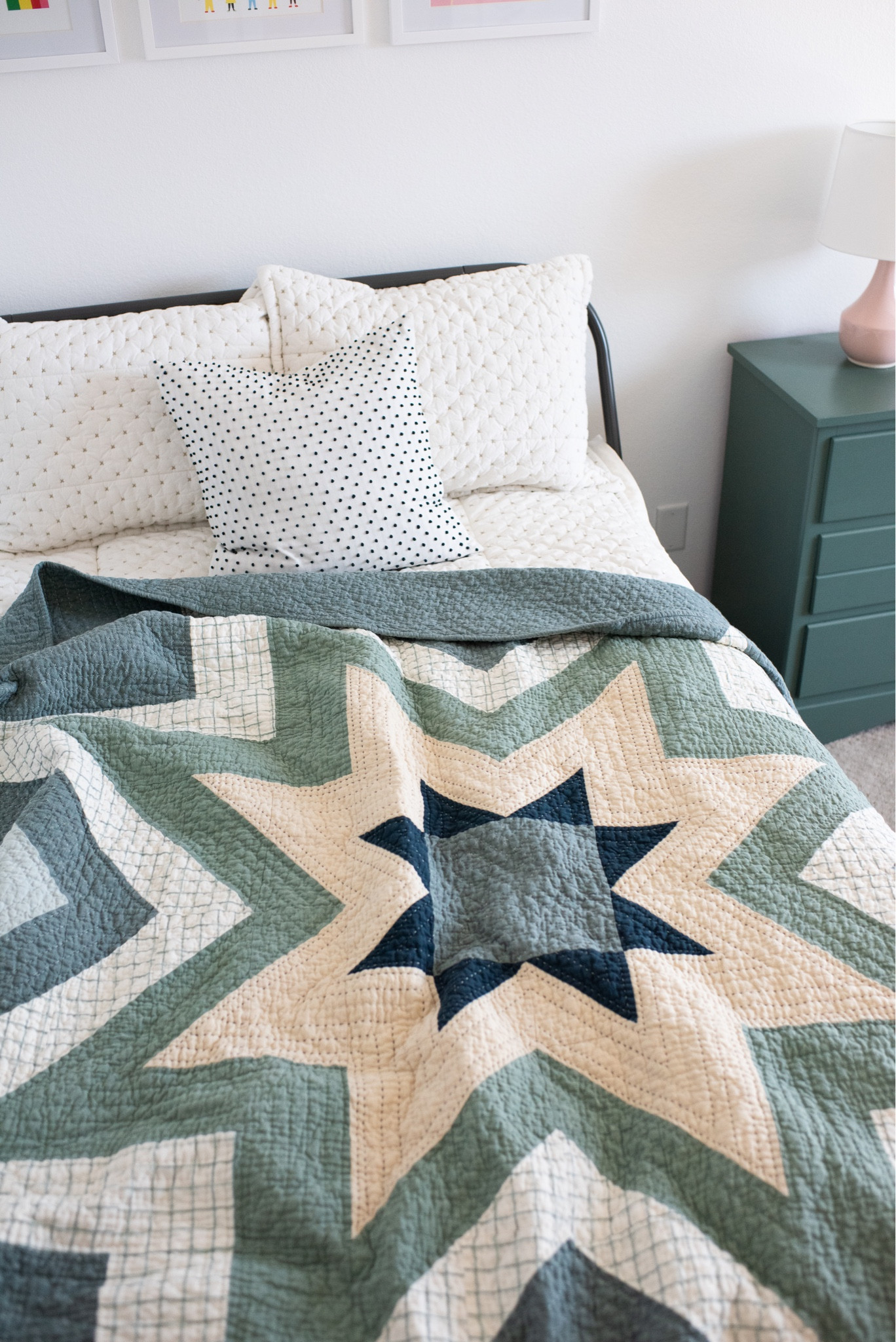 Hand quilted Expanding Stars quilt using Fableism Sprout Wovens.

Quilt pattern in my shop: Quiltyloveshop.com