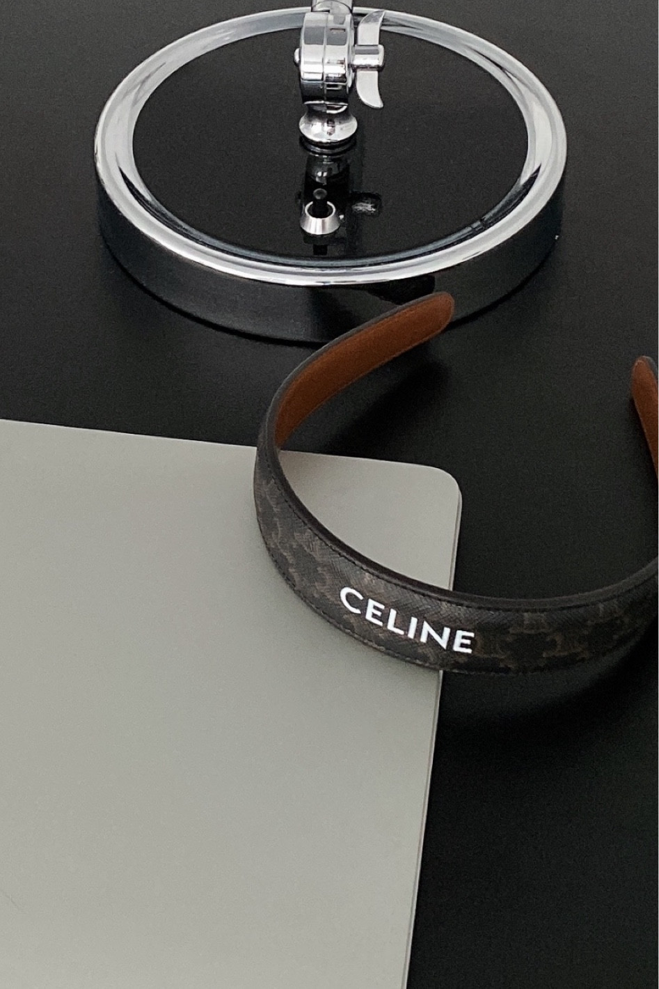 Celine 🖤
나도샀다 셀린느 머리띠

#celine #celinebyhedislimane #celineheadband #fashioninspo #fashioninspiration #fashionblogger #styleblogger #styleinspo #minimalfashion #minimalstyle #셀린느 #셀린느트리오페 #셀린느머리띠 #미니멀룩 #미니멀패션 #ミニマル #韓国ファッション #セリーヌ #セリーヌヘッドバンド #ファッションコーデ #韓国コーデ 

#LTKSeasonal #LTKstyletip