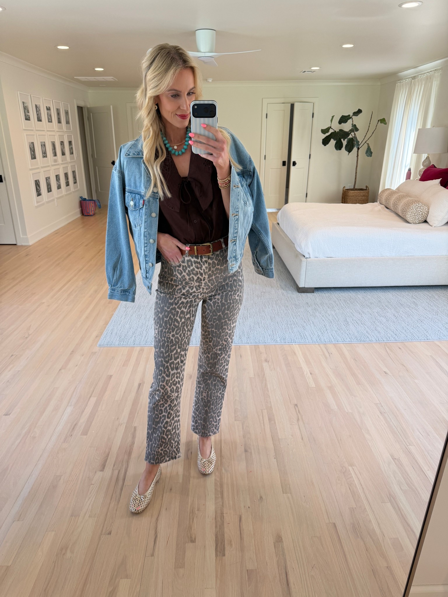 Leopard jeans with the cutest Amazon blouse and @levi Jean jacket! 