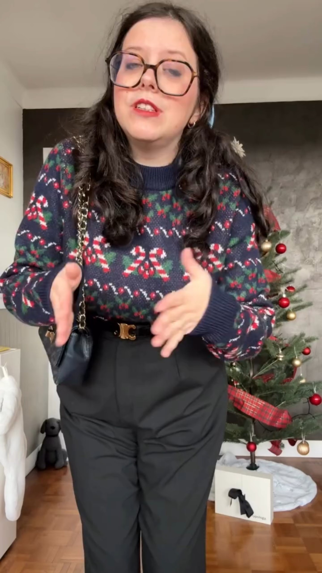 Jour 2 — On continue ce calendrier de l’avent des looks de fêtes ✨
Un pull de noël version chic c’est le challenge que je me suis donnée.

Tu veux découvrir les 23 looks suivants ?
👉 Abonne-toi, on se retrouve ici chaque jour jusqu’à Noël.

Pyjama : @etam 
Pull : @monoprix 
Pantalon : @uniqlofr 
Bottine : @chaussea_officiel 
Sac :  @robertaborse 
Noeud : @forever21 
Ceinture : @celine 
Rouge à lèvre : @maccosmeticsfrance

#LTKfestive #LTKstyletip #LTKpartywear