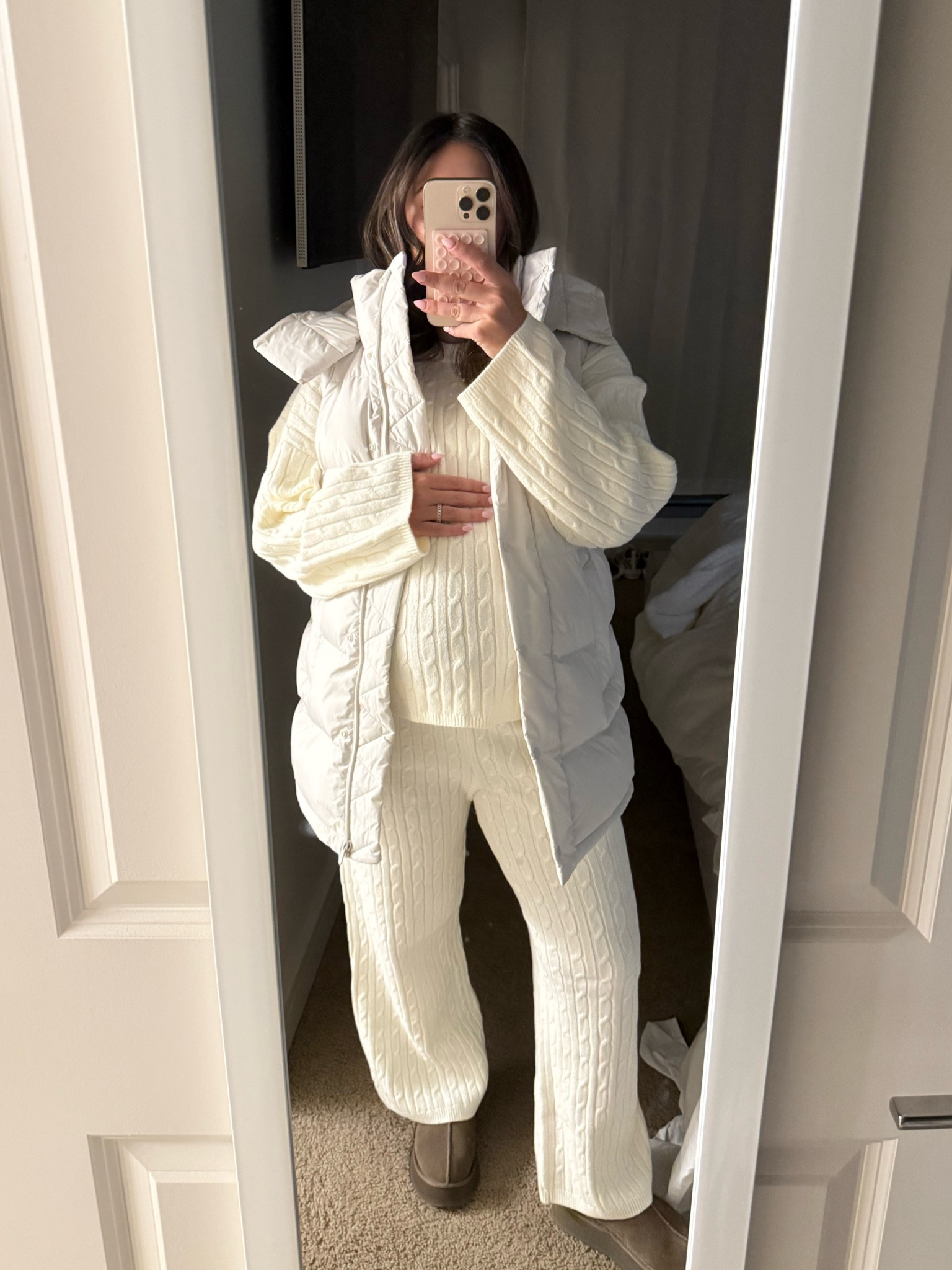 I’m 8 1/2 months pregnant and wearing a size medium in the pants and large in the top. Normally I’m a size small! *this is not a maternity set*