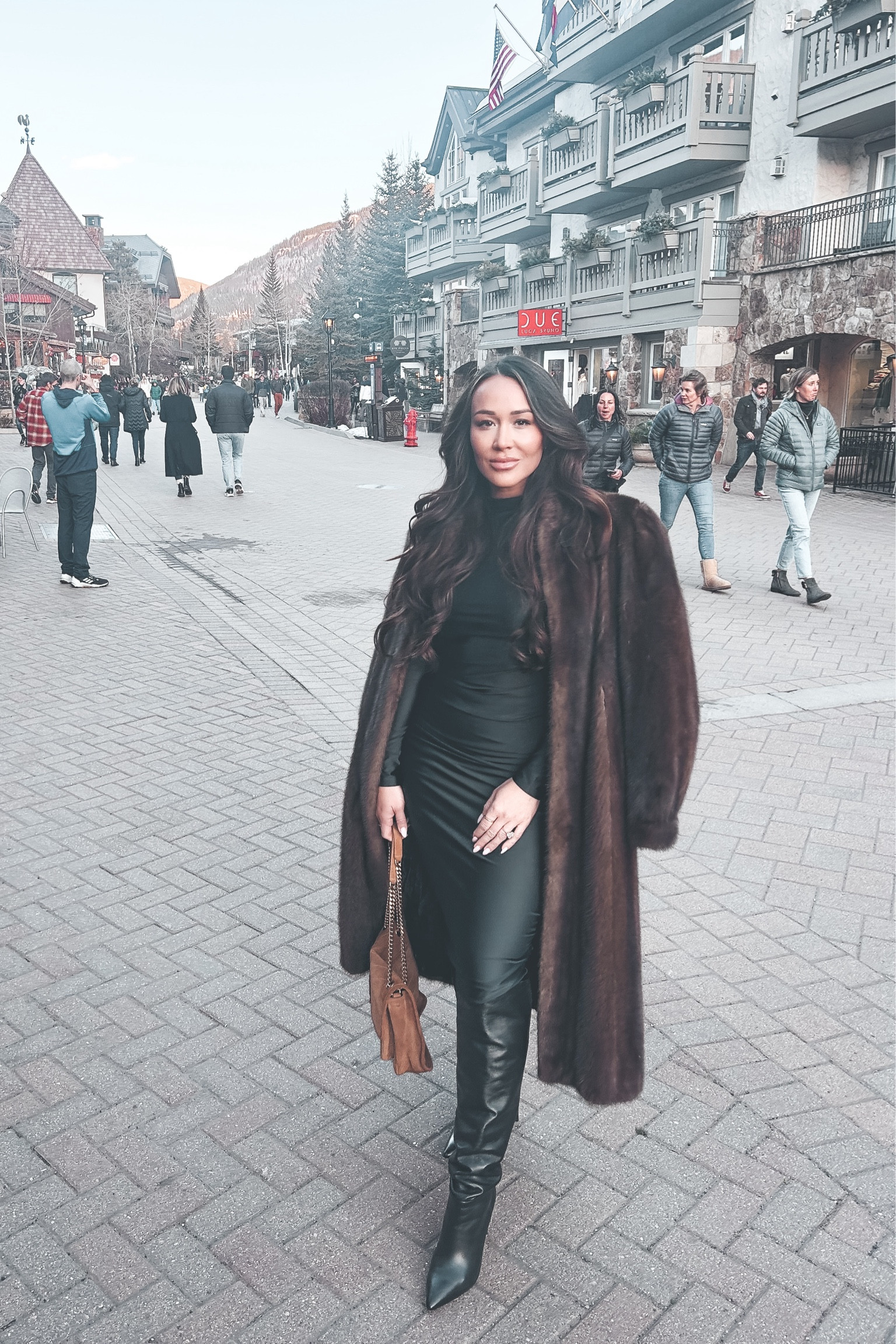 Universally flattering dress by #goodamerican and fave boots by #jenniferfischer 