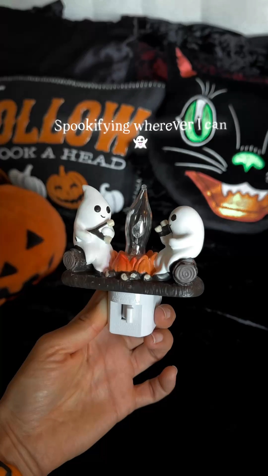The ghosties roasting marshmallows 🥹 This nightlight brings me so much joy! I finally found the perfect light that fits my vibe 👻

#spookyseason #spookyszn #ghostly #nightlight #spookydecor #thisishalloween #halloweenlife #spookycute #ghosthunting 