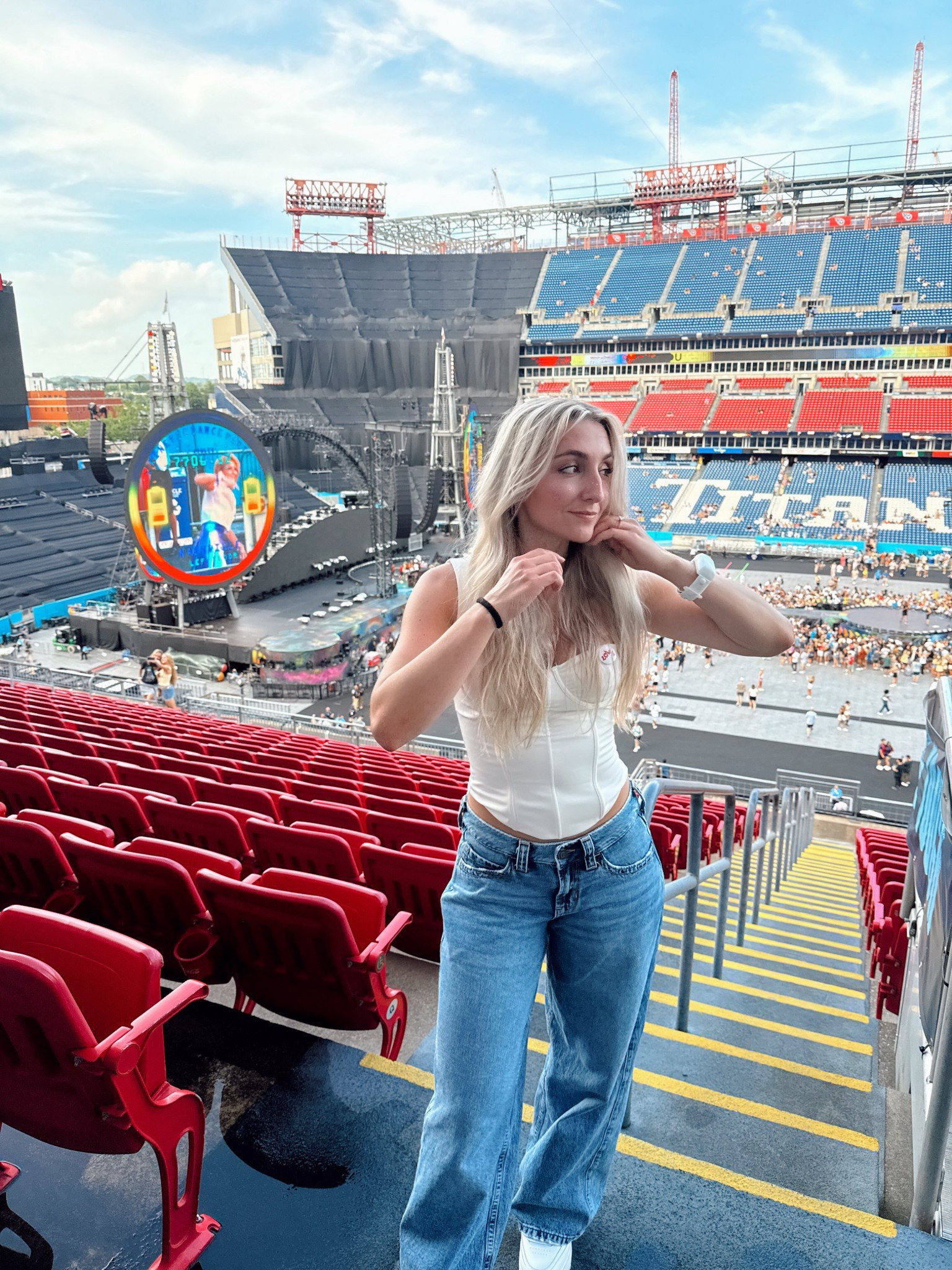 Baggy jeans outfit, low rise jeans outfit, concert outfit, summer concert, going out outfit, summer vibes, corset outfit, trendy outfit 