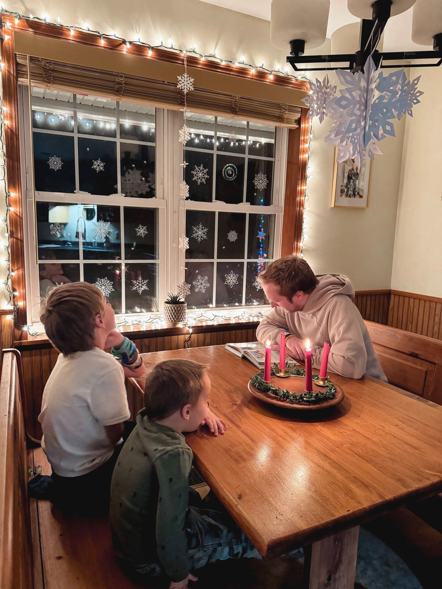 Loving the snowflakes in our kitchen nook❄️♥️