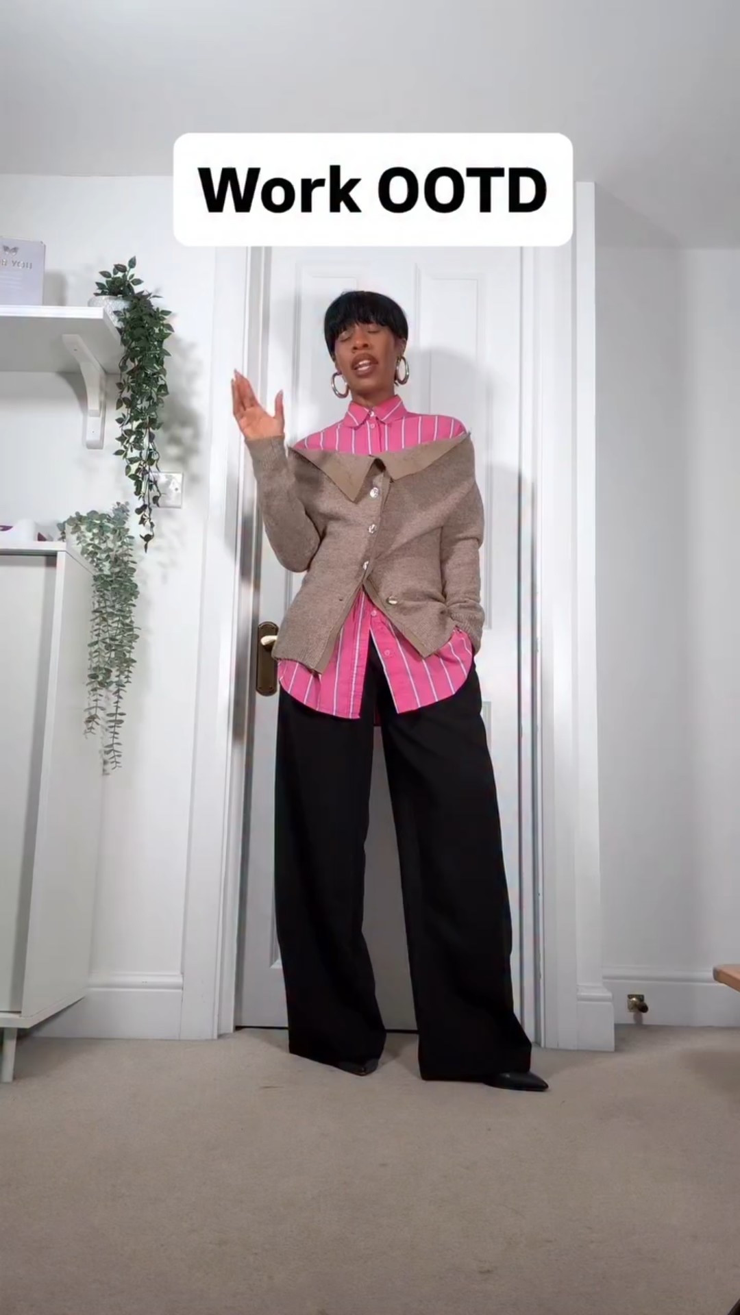 The weather in london is shocking right now but we have to keep the vibes of our outfits high!! I love playing around with different ways to wear a shirt and trousers. There’s always something interesting that can be created when you add in a new layering piece to elevate these work staples. These trousers from @bershka are in seriously heavy rotation and they’re the perfect all rounder! How do you jazz up your work staple looks? #personalstyle #workoutfitideas #businesscasualoutfit #styleover30 #londonstyle