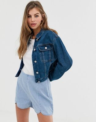 ASOS DESIGN – Kurze Jeansjacke in dunkelblauer Waschung | ASOS DE