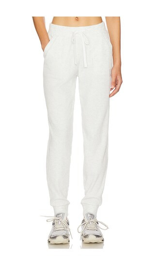 alo Muse Sweatpant in Light Grey. - size S | Revolve Clothing (Global)