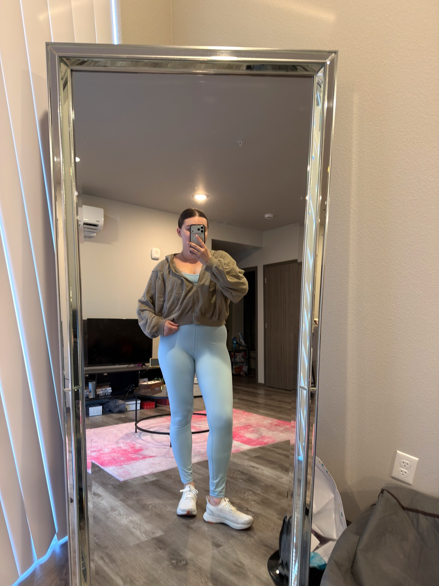 It was back day at the gym so that called for a cute workout set! I also could not recommend the zip up more as a nice light layer 🤭￼

I’m wearing a M sweatshirt and size 9 sneakers 

#LTKMidsize #LTKfitnessgoals #LTKootd