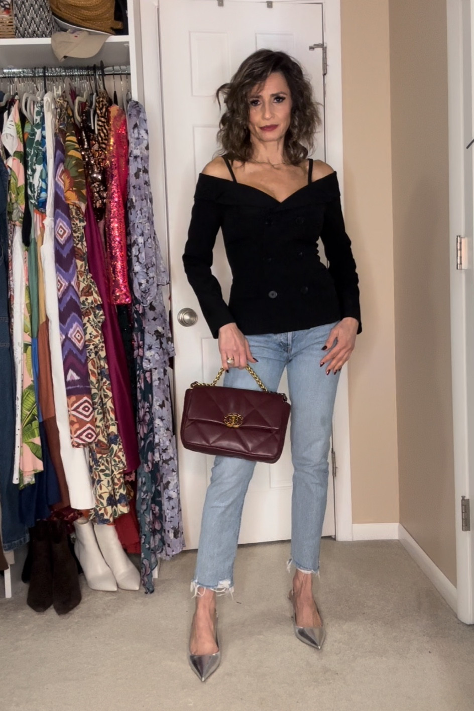 Casual look foe a family gathering. 

This AGOLDE jeans is a great option as a akinny that is not skinny 😁 It fits large, so size down.

Blazer and shoes fit true to size. 