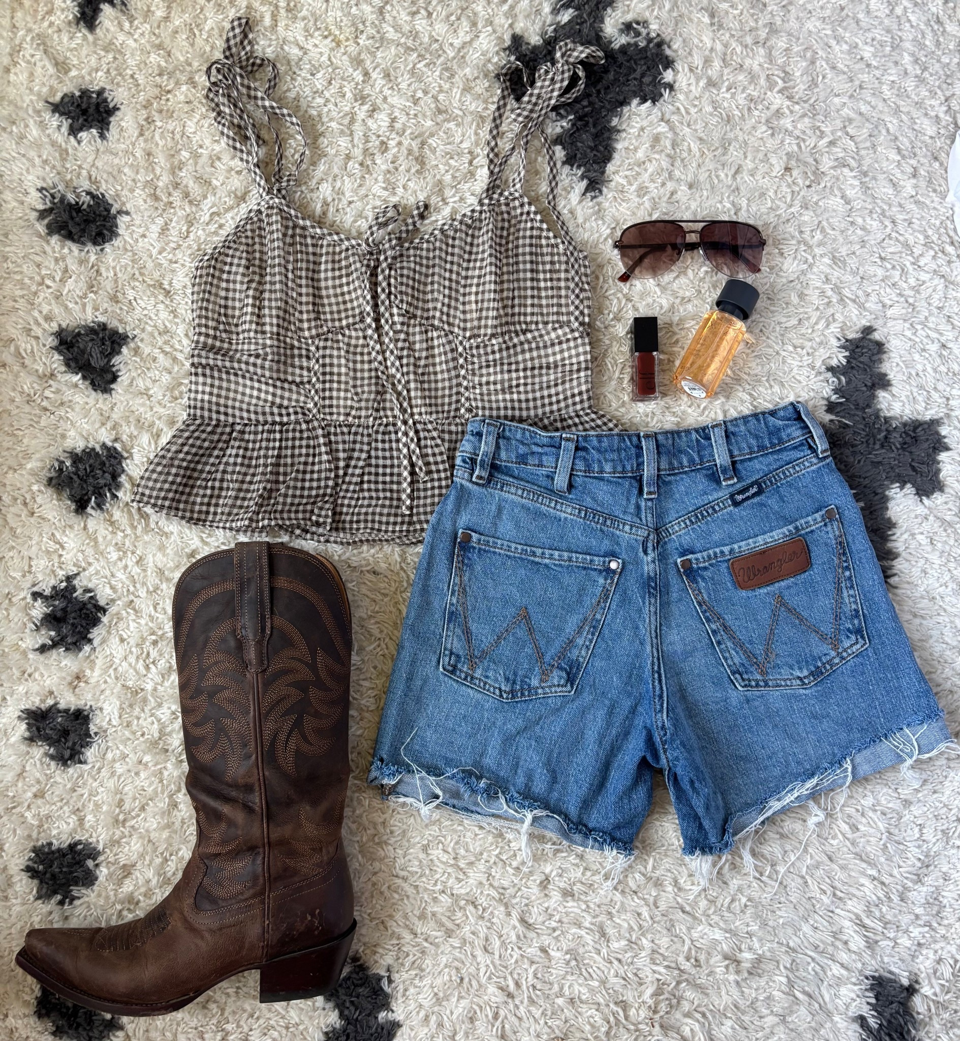 Cute summer country fit! Love these wrangler shorts!

#LTKStyleTip #LTKFestival #LTKFindsUnder50