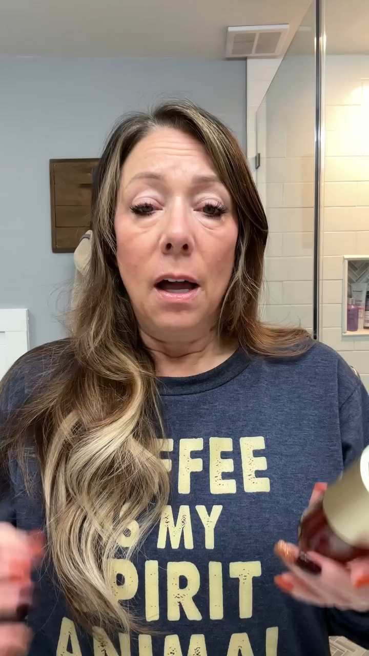 Clarins Double Serum is one of those products that just makes your skin look awake. Hydrating, smoothing, and that glow hits different. ✨ USA