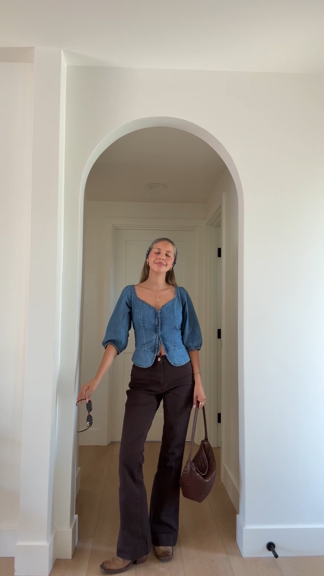 BROWN JEANS FOR FALL🍂 been loving these brown jeans from wrangler! Such a rich color and so fun to style. I took my normal size. @wrangler #ad