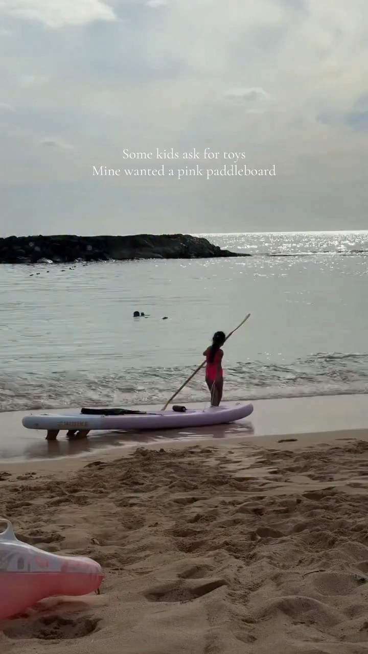 Childhood on an island 🩷🌊

#livinginhawaii #islandlife #momreels #paddleboarding #hawaiilife