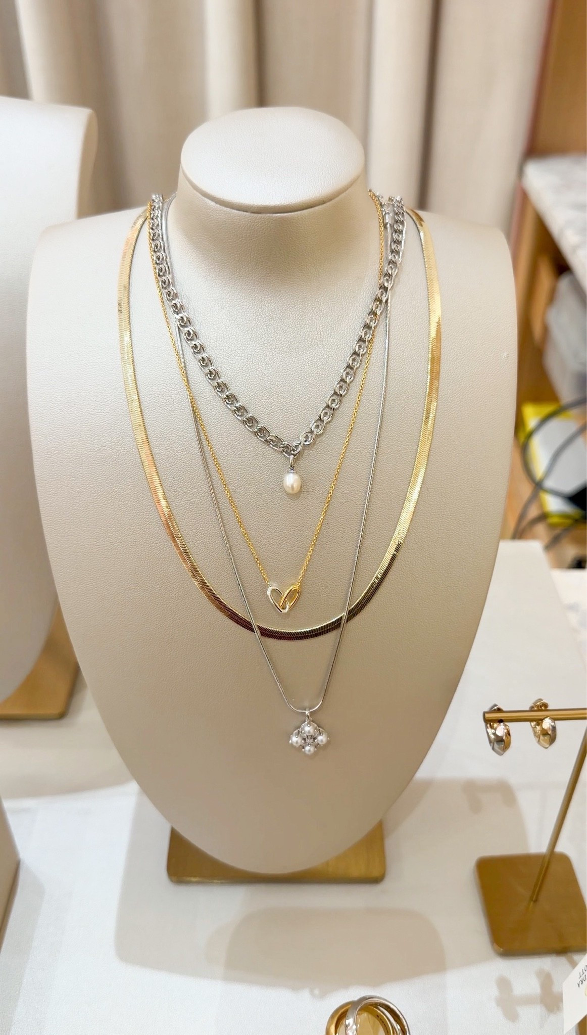 Some beautiful mixed metal necklaces from the new @Kendra 
Scott collection. Choose from a heart, pearl or plain metal on these. Got to preview more pieces - keep following me to see more.

//
Kendra Scott
Mixed metal necklaces
Mixed metal jewelry 
Necklaces
Jewelry