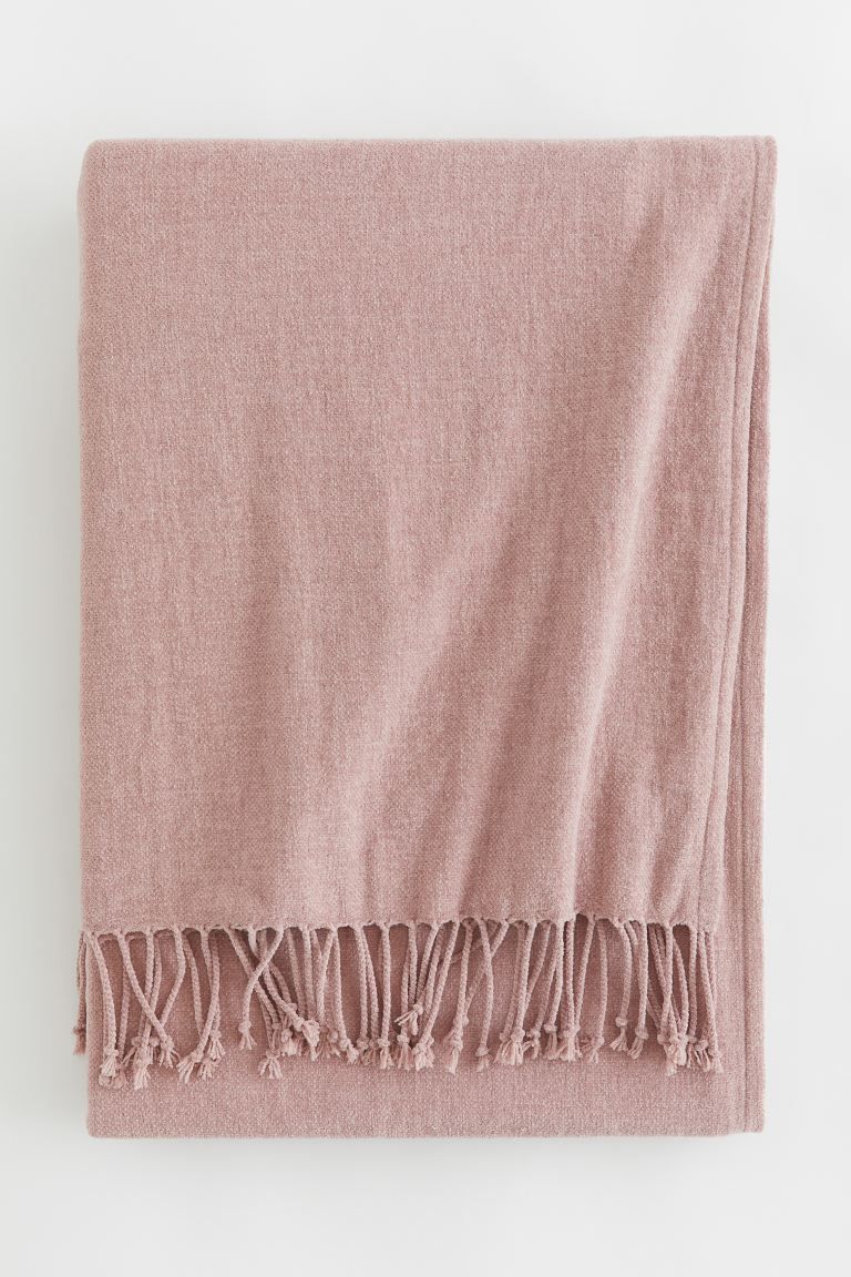 Conscious choice  Throw in soft, woven chenille with fringe at short sides.CompositionPolyester 1... | H&M (US + CA)