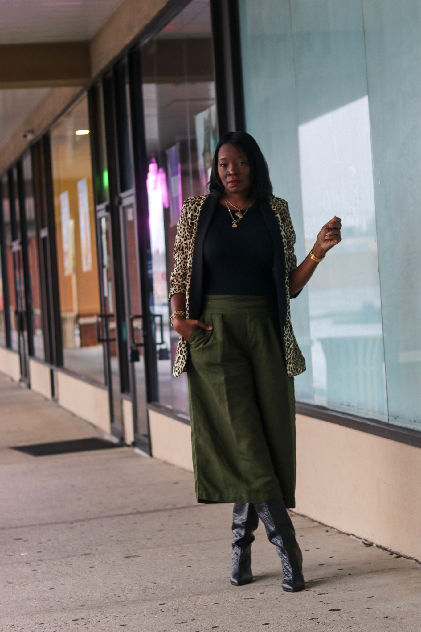 Cargo Culottes with blazer and tank top and boots as we transition into Fall 
#fallseasin 