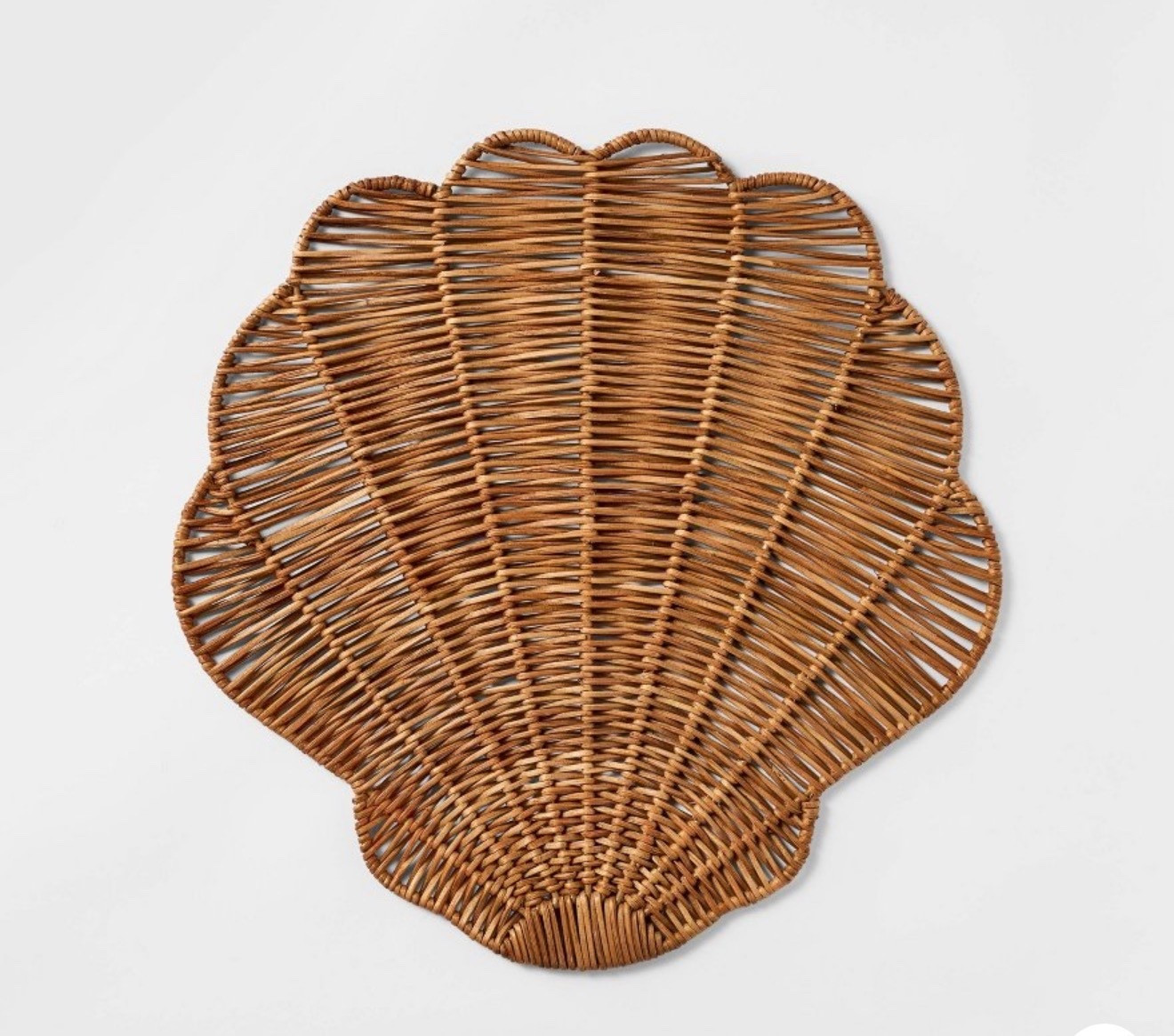 How beautiful are these Shell chargers! Seashell placemats