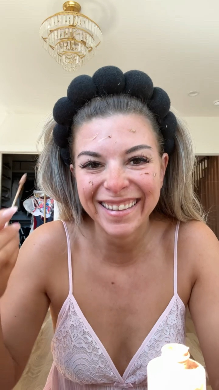 Dibs makeup get ready with me most loved foundation and other makeup from dibs beauty

Dibs code:: Emerson 
Foundation - love triangle
Blush - pop star 
Bronzer - spiced chai
Lips - strawberry summer 
Body shimmer - unbothered bronze