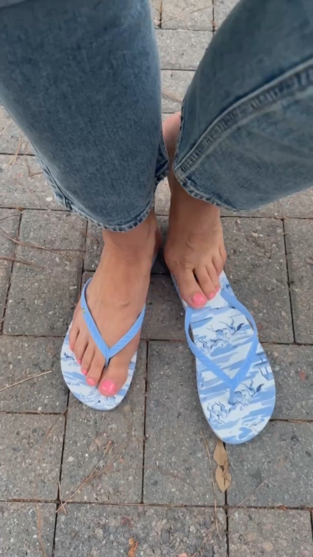 The iconic Churchill Downs Kentucky Derby flip flops! 



#LTKStyleTip #LTKShoeCrush #LTKSeasonal