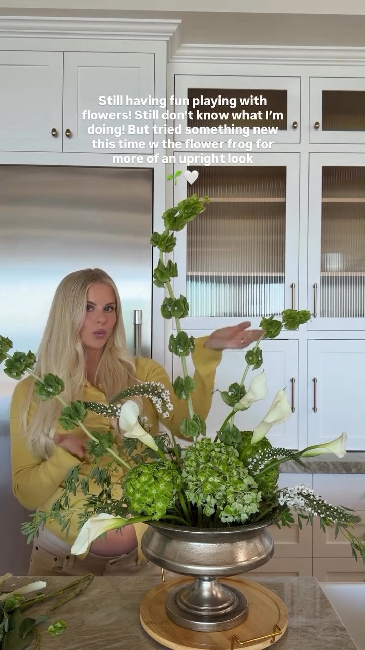 Wearing a medium in top! #kathleenpost

Pregnancy style, floral arrangement, vase, bump friendly 

#LTKdayinmylife #LTKootd