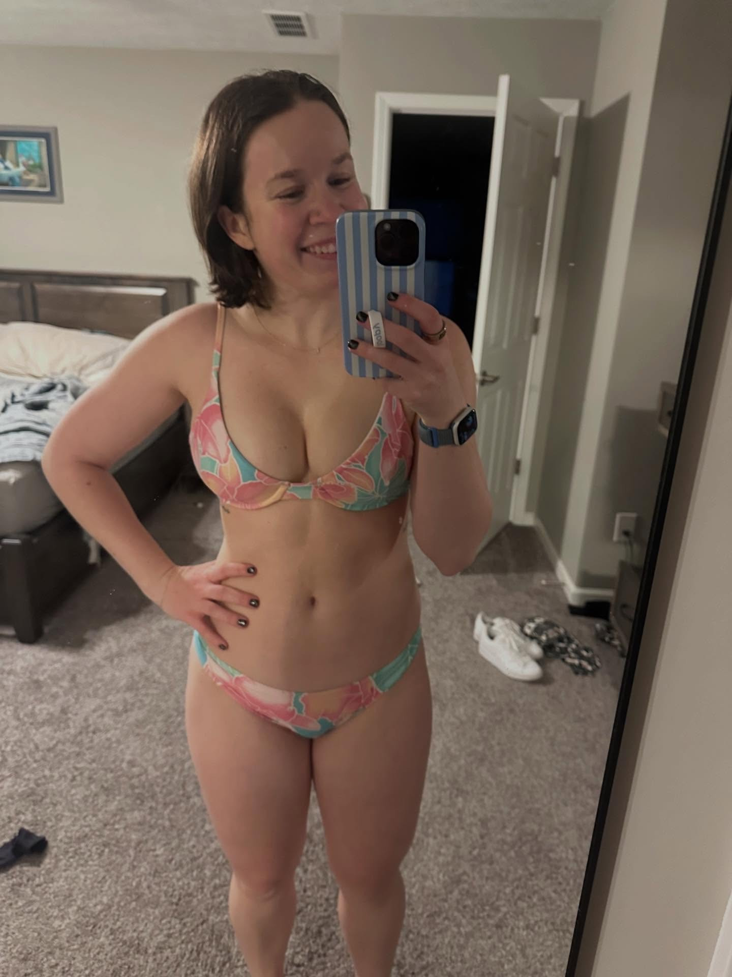 same suit, 4 year difference. this post is an appreciation for my body for what it has been capable of doing. skinny isn’t always healthy and I know at that point in my life, how I was living was NOT healthy. now I’m feeling more confident and better than ever. ❣️I love the skin I am in. 
Bathing suit is Kenny Flowers in Maui.
.
.
#bodypositive #progressoverperfect #strongisbeautiful #confidence