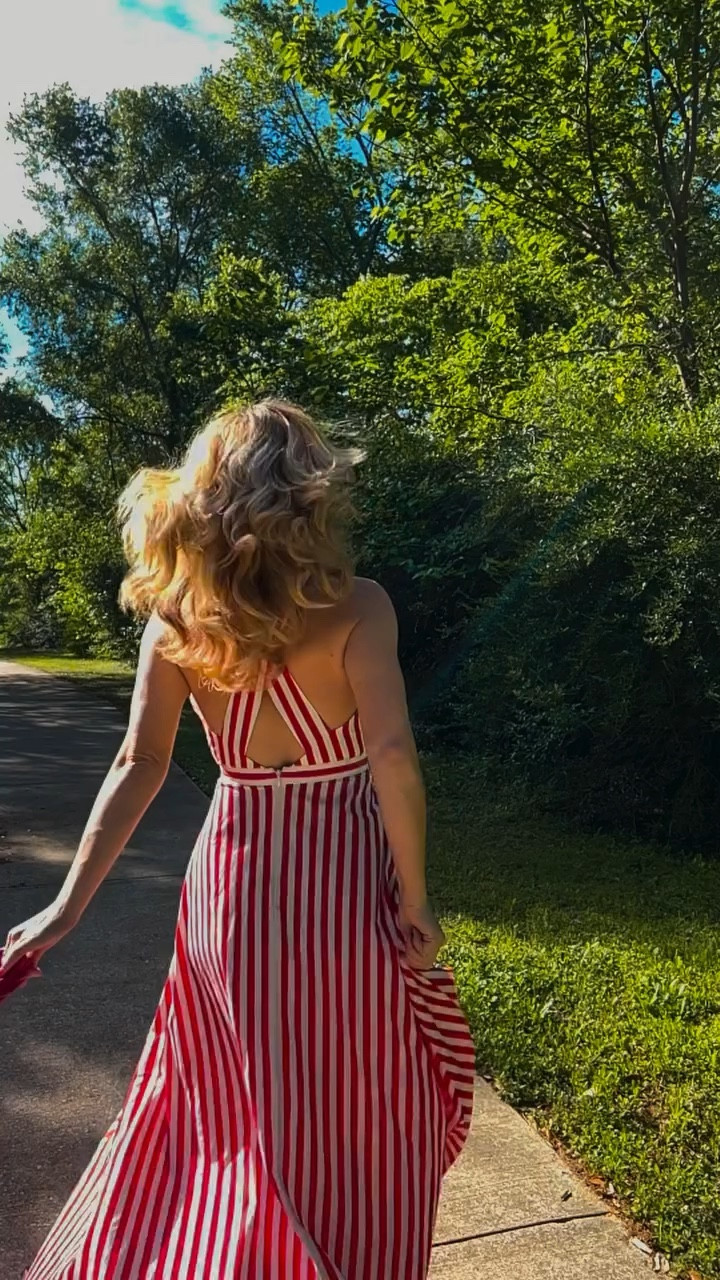 Filling the soul with praises and sunshine ☀️ Thank you Lord for another beautiful day to rejoice in YOU! 

Dress: @toccin.official from @renttherunway - Use code: RTRXCLOWY for 60% off!

#renttherunway #christianwomen #thyword #cinematicreel #holyspirit