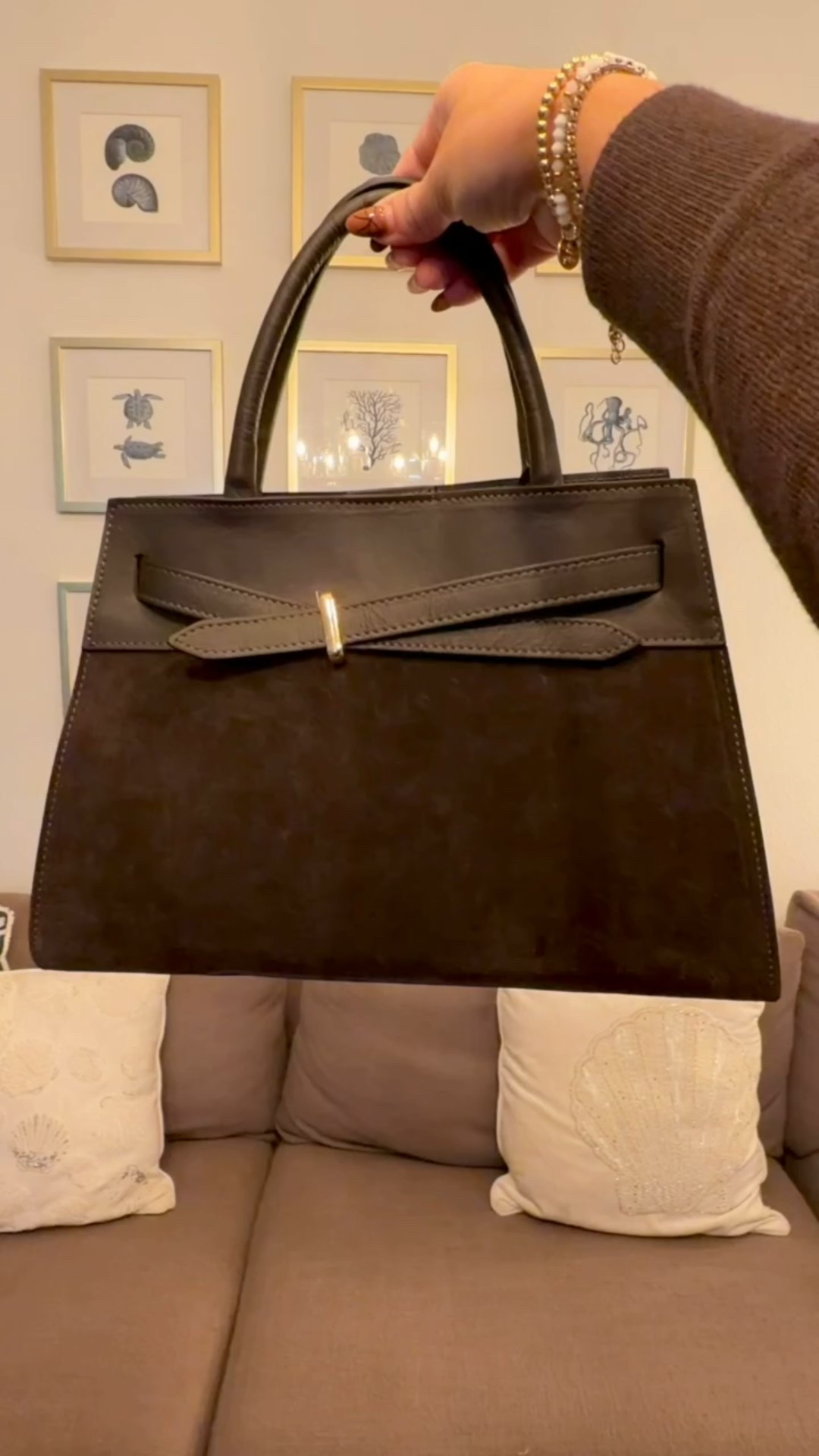 is it just me or does finding a handbag that actually elevates your outfit and survives real life feel impossible? 🤭
girly… this one understood the assignment.

the structure on this bag is so good — it keeps its shape, looks polished without trying, and the suede + leather mix gives you that quiet-luxury vibe without the quiet-luxury price tag 👜✨. the size is perfect too… big enough for your essentials but not so oversized that it feels bulky. this is one of those pieces you’ll reach for on repeat because it works with literally everything.

which color would you grab? 👇🩷👜✨

#LTKTravel #LTKSeasonal #LTKGiftGuide