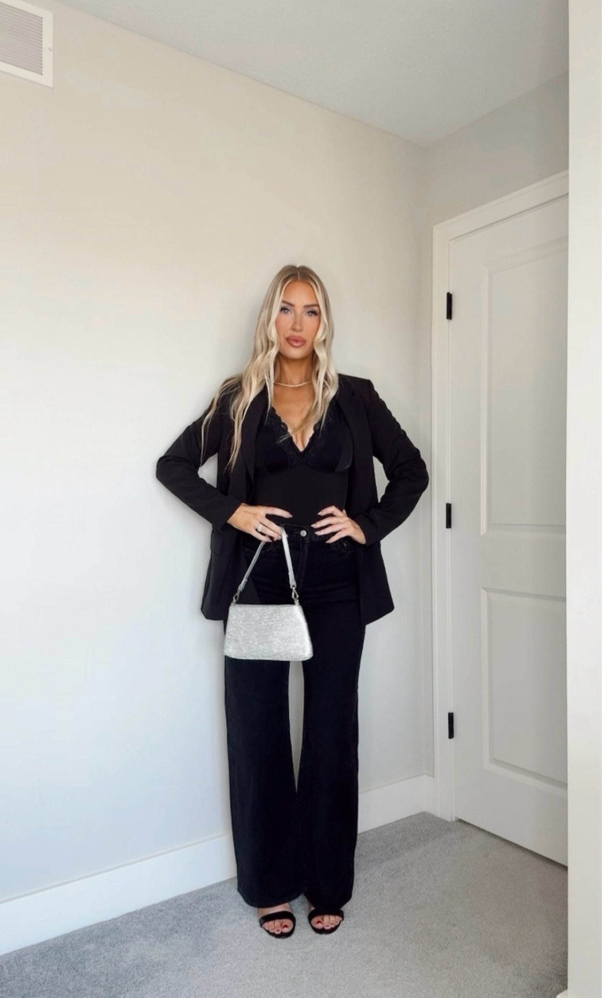 7 days of Amazon Holiday Outfits 🎄 Day 6/7! My favorite Amazon bodysuit that has built-in shapewear 👏🏼 wearing a size S

#LTKHoliday #LTKFindsUnder100 #LTKStyleTip