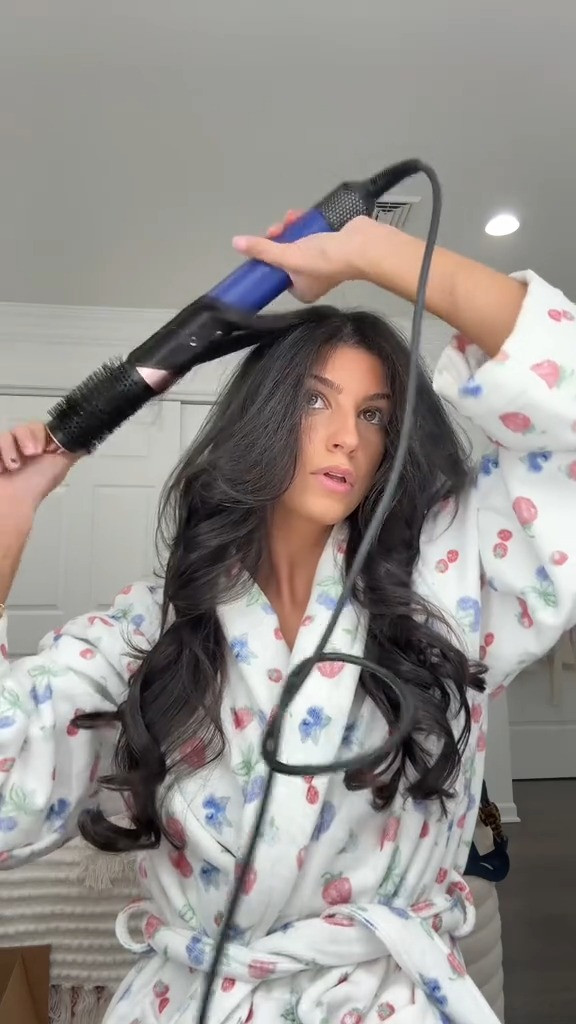 I have *20 minutes* to get ready so let's blow out my hair SUPER fast because we're gonna be late 

hair tips 
hair oil 
hair style 
dyson 
blow out 
GRWM 

 

#LTKWatchNow #LTKStyleTip #LTKBeauty