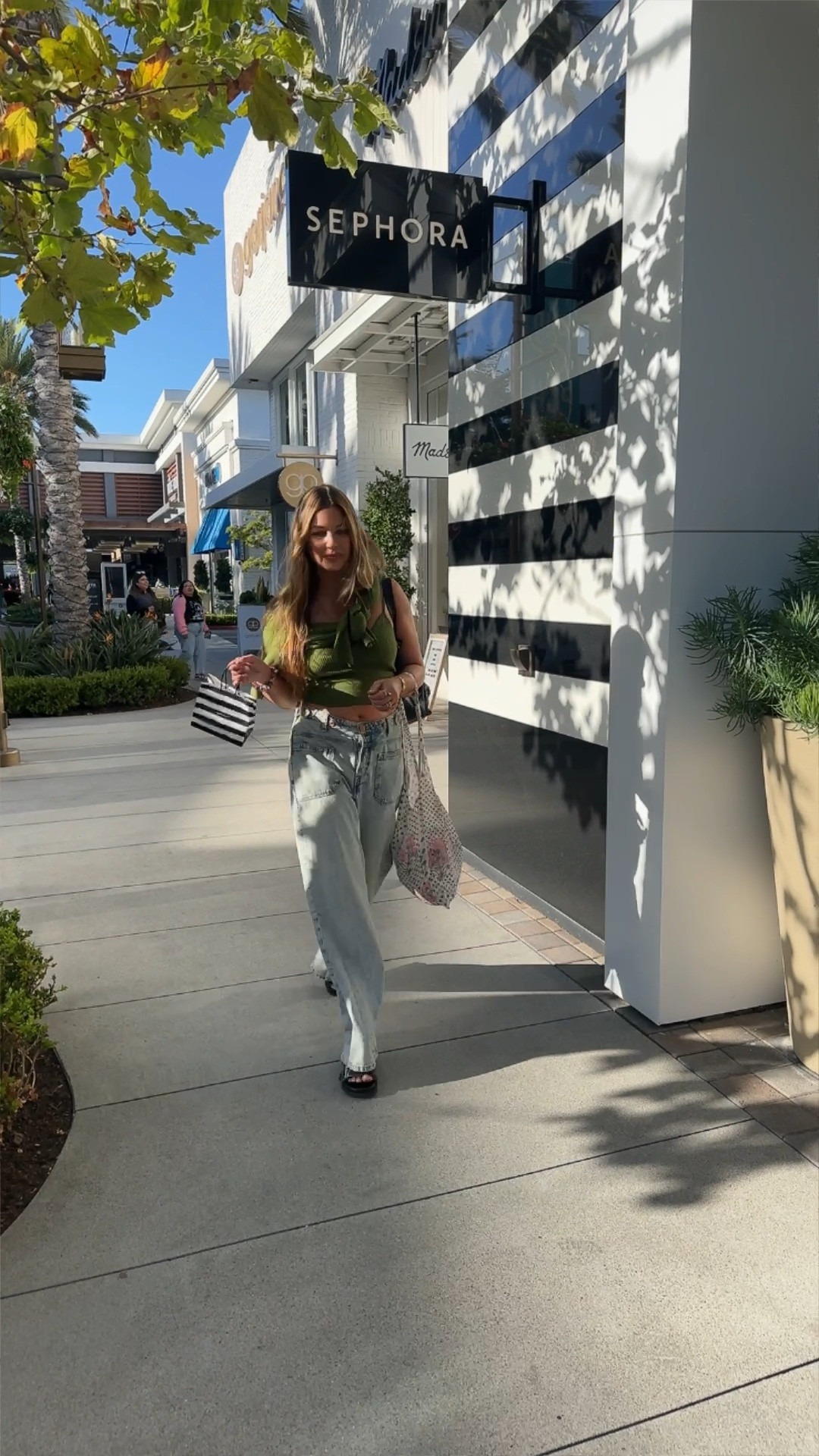 These flowy jeans are so comfortable and relaxed. I sized up to a 28 for a slouchy fit 👖 

#LTKstyletip #LTKfindsunder100